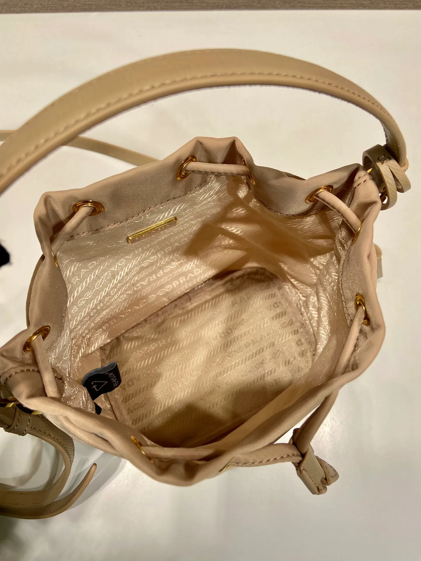 💰760🎉New bucket bag🎉1BE067 upgraded version🎉🎉 This bucket bag is made of imported nylon fabric and top-grade gold hardware, which carries the brand’s original and unique expression of extraordinary beauty. Comes with a detachable and adjustable long leather shoulder strap and leather keychain. Large capacity, light and practical🎉🎉Another popular style that will never go out of style🎉 Length 15.5x Height 19.5x Bottom 10cm