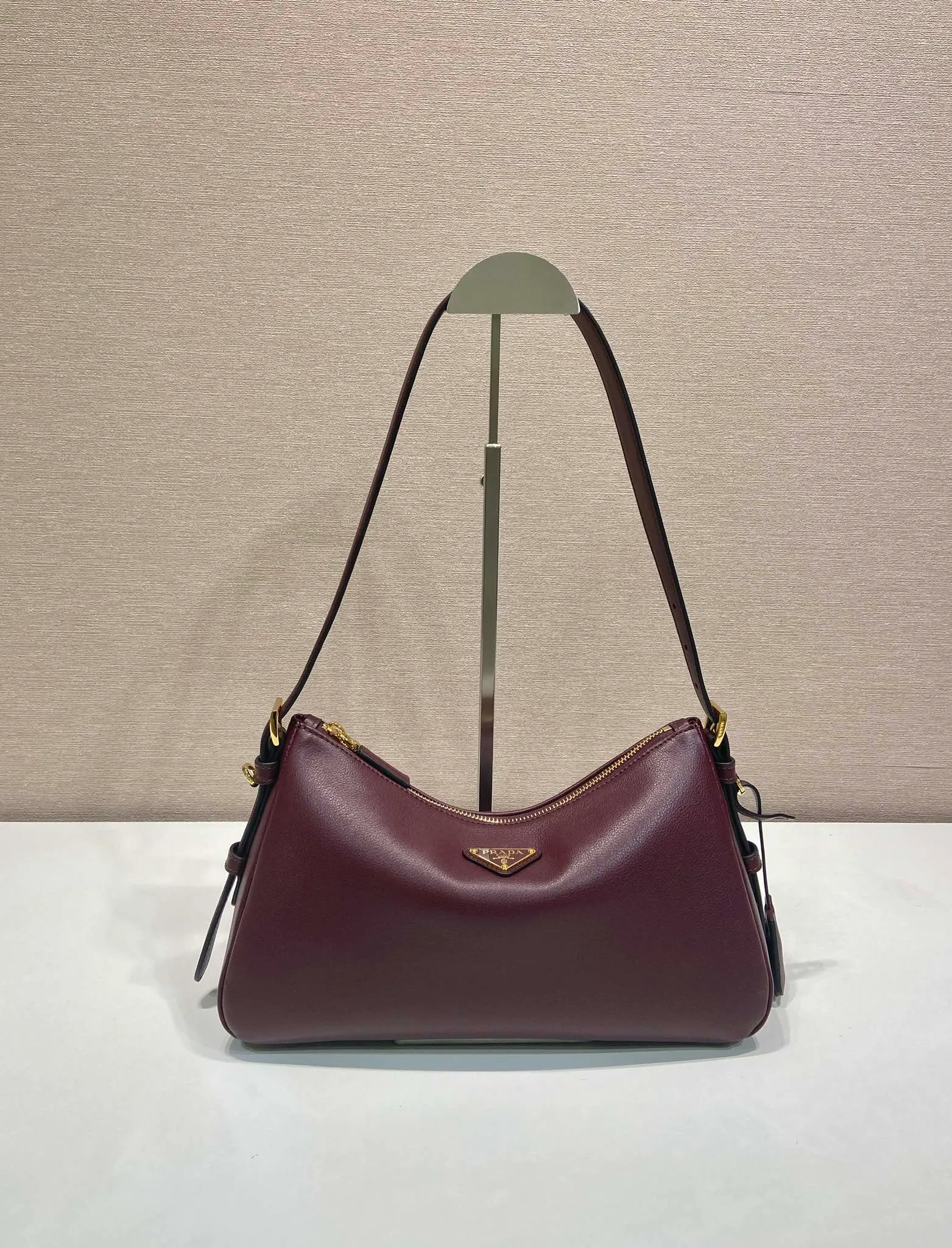 💰1660🎉New Aimee Underarm Bag🎉1BC229 Small Purple Red🎉🎉 This leather Hobo underarm bag has a simple design and is made of imported calfskin. It has a metal triangular enamel logo on the front and is equipped with a detachable leather shoulder strap. The leather is delicate and soft, practical, lightweight and has a large capacity. ﻿﻿﻿﻿High-end and versatile, another fashion hit. Hurry up and get it, it’s so beautiful👏👏 Length 31x Height 18x ​​Bottom 10cm