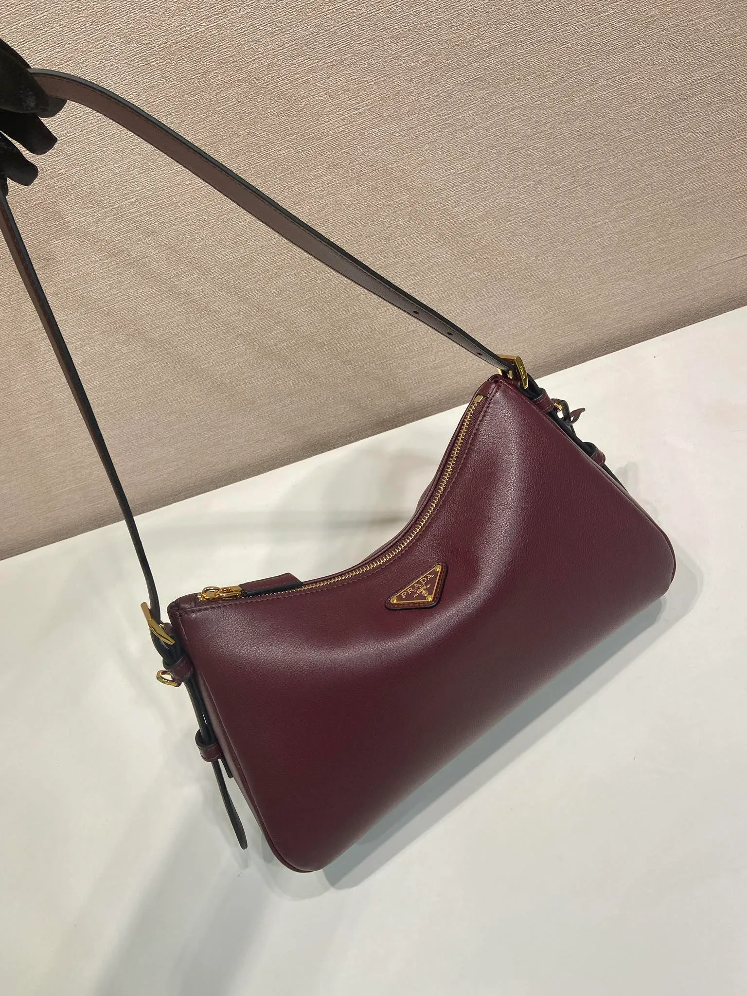💰1660🎉New Aimee Underarm Bag🎉1BC229 Small Purple Red🎉🎉 This leather Hobo underarm bag has a simple design and is made of imported calfskin. It has a metal triangular enamel logo on the front and is equipped with a detachable leather shoulder strap. The leather is delicate and soft, practical, lightweight and has a large capacity. ﻿﻿﻿﻿High-end and versatile, another fashion hit. Hurry up and get it, it’s so beautiful👏👏 Length 31x Height 18x ​​Bottom 10cm