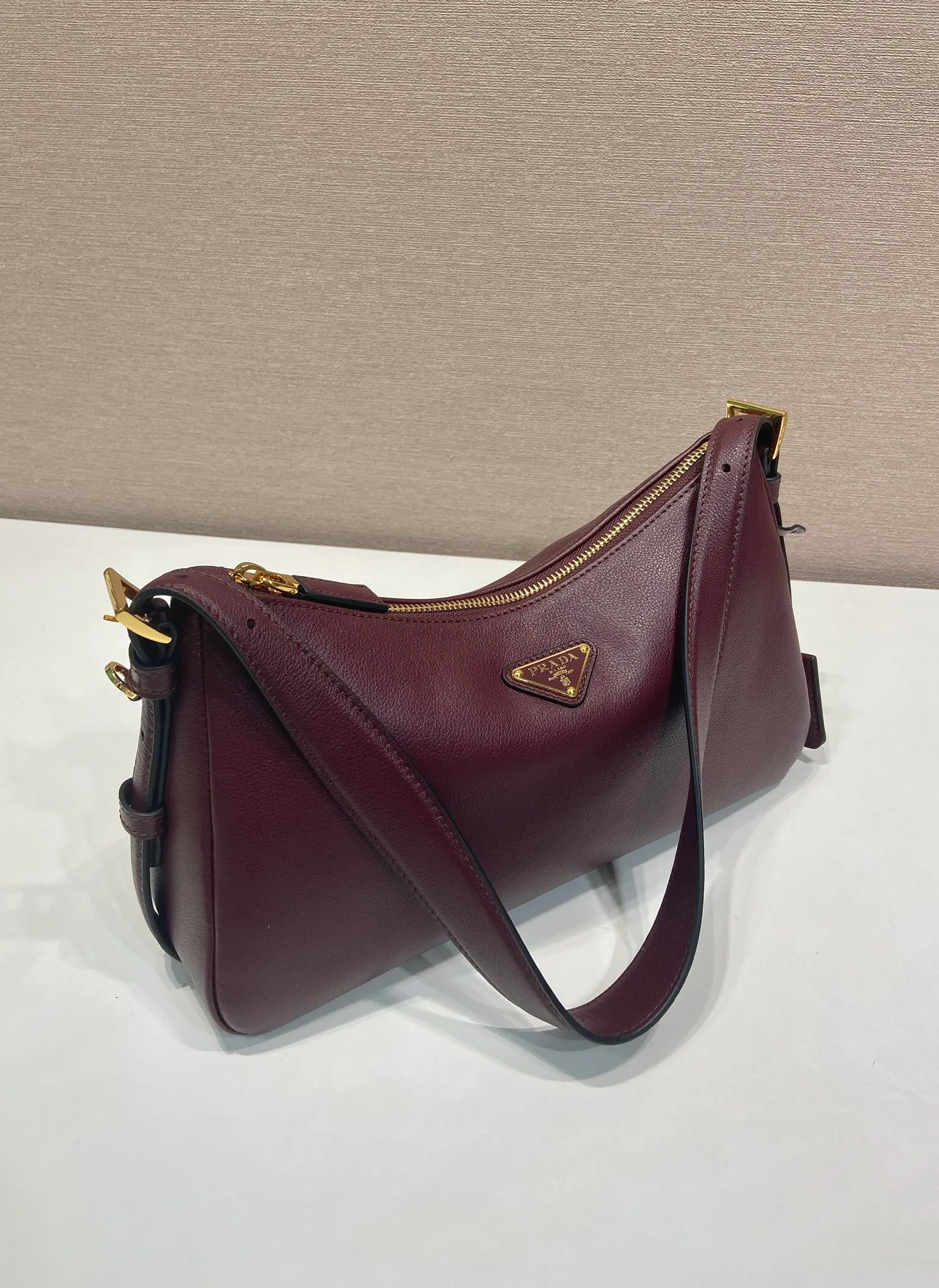 💰1660🎉New Aimee Underarm Bag🎉1BC229 Small Purple Red🎉🎉 This leather Hobo underarm bag has a simple design and is made of imported calfskin. It has a metal triangular enamel logo on the front and is equipped with a detachable leather shoulder strap. The leather is delicate and soft, practical, lightweight and has a large capacity. ﻿﻿﻿﻿High-end and versatile, another fashion hit. Hurry up and get it, it’s so beautiful👏👏 Length 31x Height 18x ​​Bottom 10cm