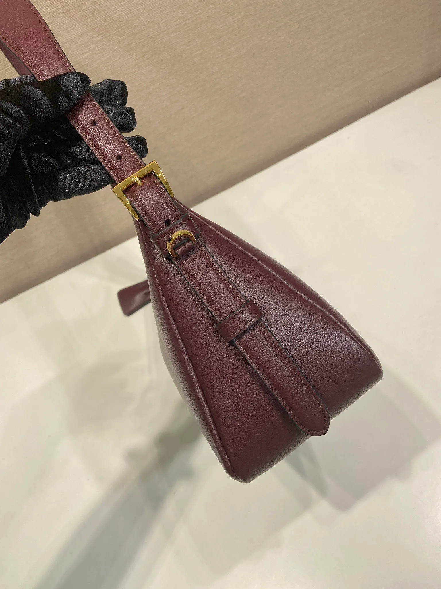 💰1660🎉New Aimee Underarm Bag🎉1BC229 Small Purple Red🎉🎉 This leather Hobo underarm bag has a simple design and is made of imported calfskin. It has a metal triangular enamel logo on the front and is equipped with a detachable leather shoulder strap. The leather is delicate and soft, practical, lightweight and has a large capacity. ﻿﻿﻿﻿High-end and versatile, another fashion hit. Hurry up and get it, it’s so beautiful👏👏 Length 31x Height 18x ​​Bottom 10cm