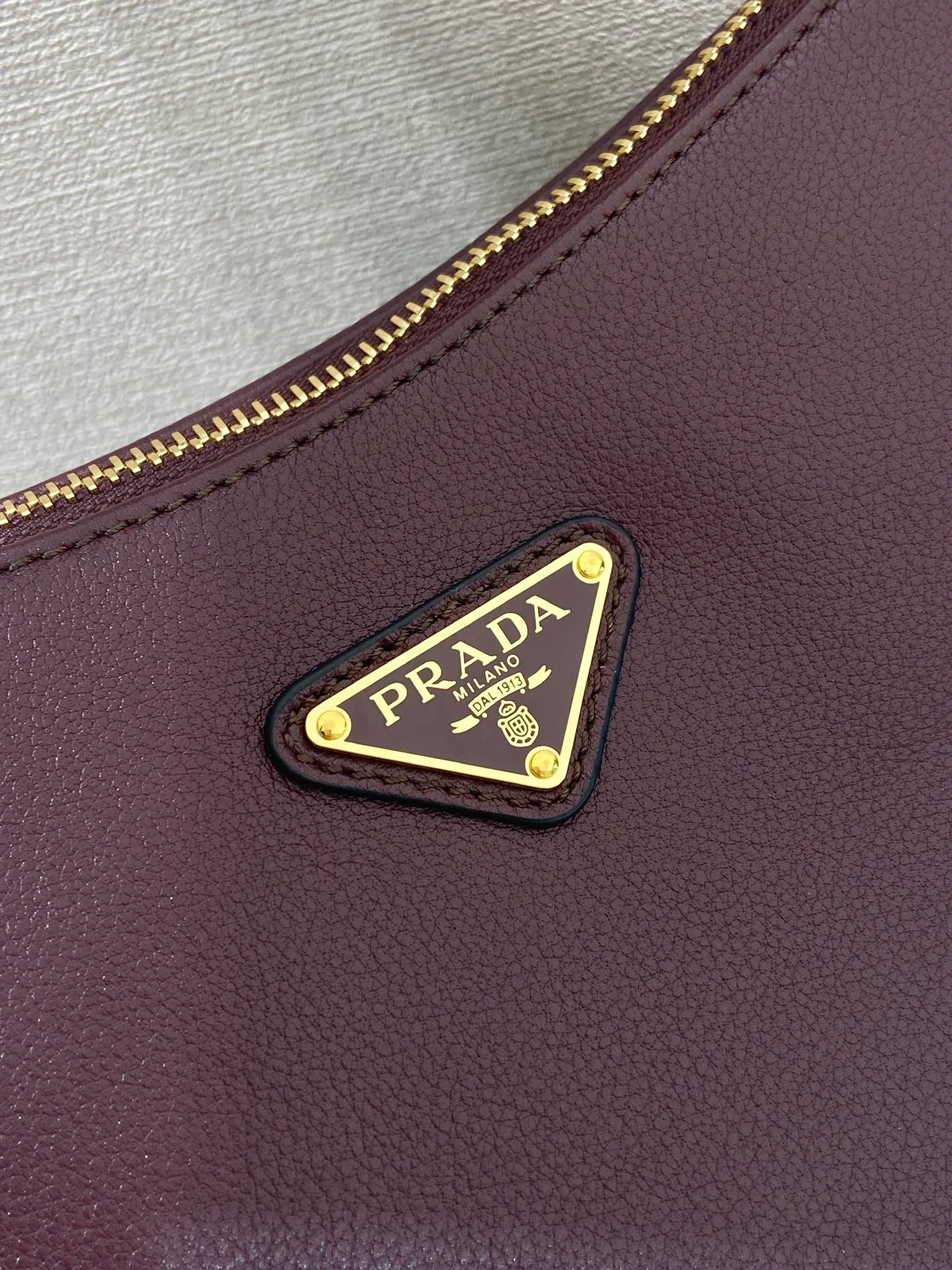 💰1660🎉New Aimee Underarm Bag🎉1BC229 Small Purple Red🎉🎉 This leather Hobo underarm bag has a simple design and is made of imported calfskin. It has a metal triangular enamel logo on the front and is equipped with a detachable leather shoulder strap. The leather is delicate and soft, practical, lightweight and has a large capacity. ﻿﻿﻿﻿High-end and versatile, another fashion hit. Hurry up and get it, it’s so beautiful👏👏 Length 31x Height 18x ​​Bottom 10cm