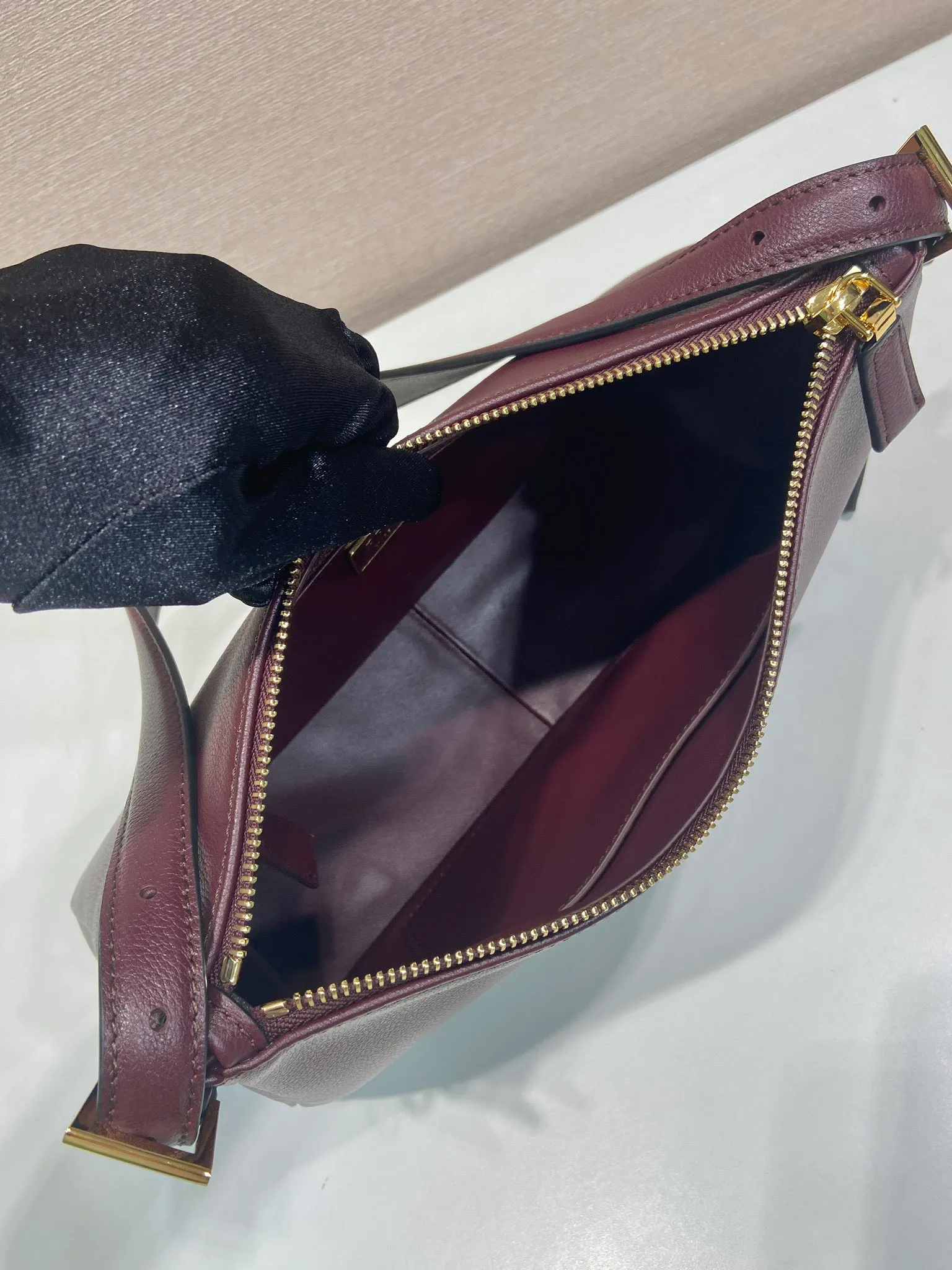 💰1660🎉New Aimee Underarm Bag🎉1BC229 Small Purple Red🎉🎉 This leather Hobo underarm bag has a simple design and is made of imported calfskin. It has a metal triangular enamel logo on the front and is equipped with a detachable leather shoulder strap. The leather is delicate and soft, practical, lightweight and has a large capacity. ﻿﻿﻿﻿High-end and versatile, another fashion hit. Hurry up and get it, it’s so beautiful👏👏 Length 31x Height 18x ​​Bottom 10cm