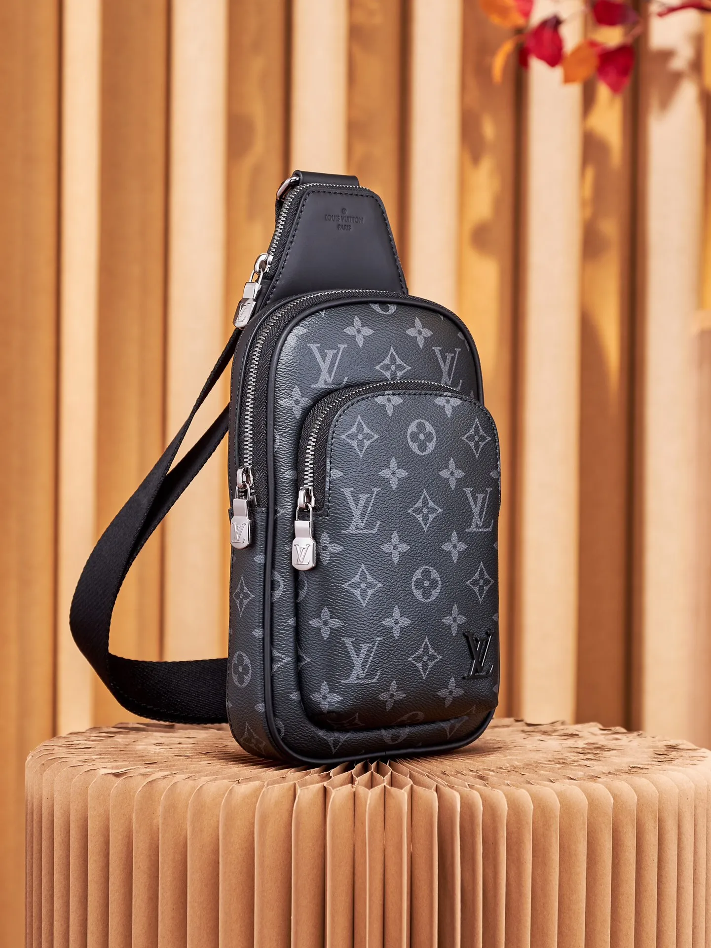 P¥720👉nfc163C01 dynamic chip version👈【Top inspection-free all-steel hardware】m47137 This avenue small shoulder bag is made of monogram eclipse coated canvas, with a sophisticated configuration to explore the trendy fun of traveling cross-body. An interior pocket in the main compartment ensures secure storage, while an exterior zippered pocket provides easy access to frequently used items. There is a triangular zipper pocket where the shoulder strap connects to the handbag. 16 x 33 x 5.7 cm (length x height x width