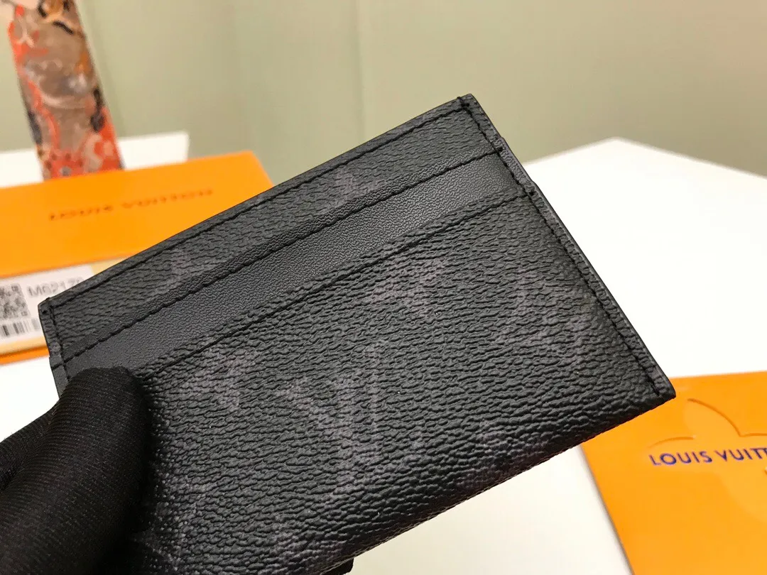 p¥150👉nfc163C01 dynamic chip version👈【Top inspection-free】Original overseas special product PORTE CARTES DOUBLE card holder M62170 black flower, this card holder made of new Monogram Eclipse coated canvas material is beautiful and fashionable in style, compact in size, and can be easily put into your pocket. Equipped with a central pocket and four slots for storing credit cards, plane and bus tickets, and business cards. 11.0x 7.0x 0.6 cm (length x height x width) with gift box