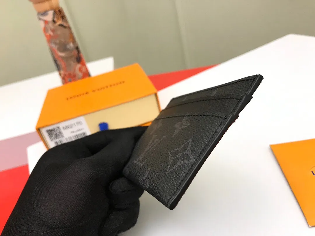 p¥150👉nfc163C01 dynamic chip version👈【Top inspection-free】Original overseas special product PORTE CARTES DOUBLE card holder M62170 black flower, this card holder made of new Monogram Eclipse coated canvas material is beautiful and fashionable in style, compact in size, and can be easily put into your pocket. Equipped with a central pocket and four slots for storing credit cards, plane and bus tickets, and business cards. 11.0x 7.0x 0.6 cm (length x height x width) with gift box
