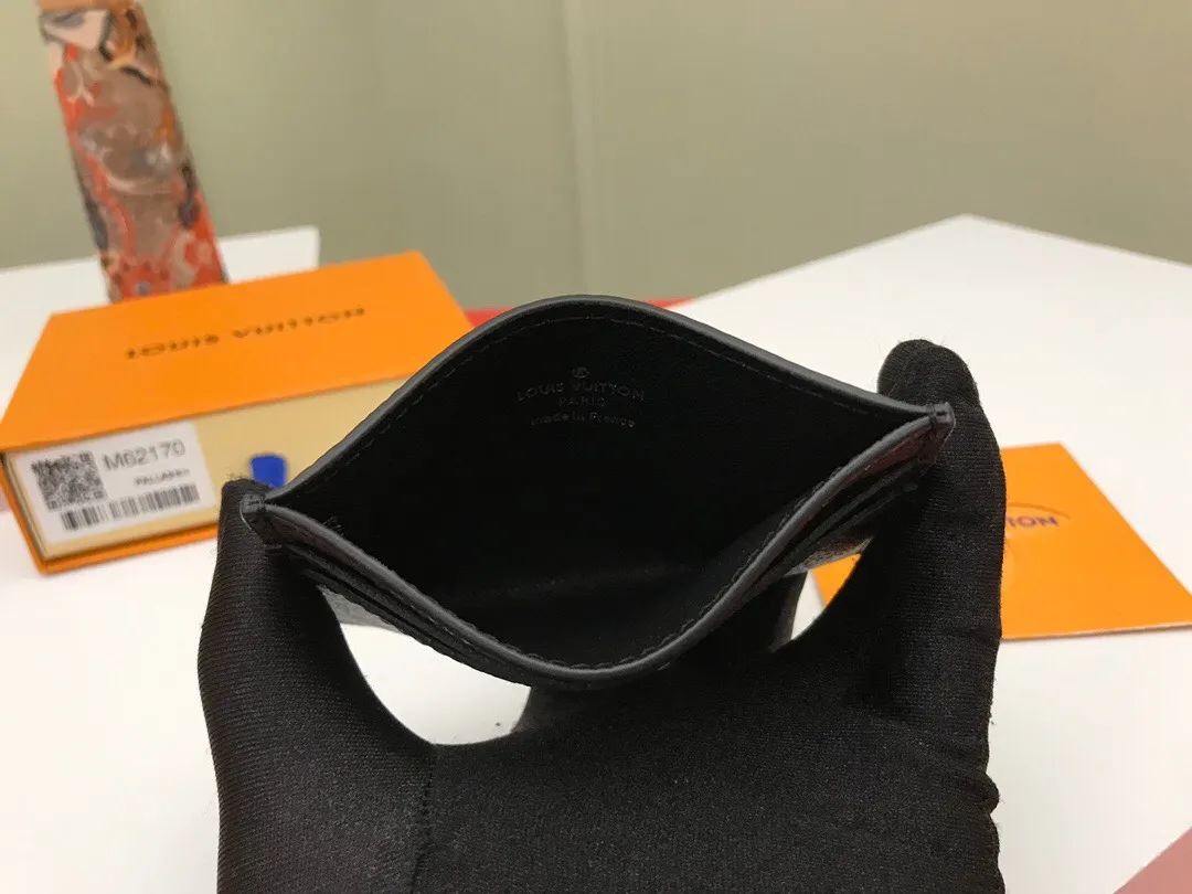 p¥150👉nfc163C01 dynamic chip version👈【Top inspection-free】Original overseas special product PORTE CARTES DOUBLE card holder M62170 black flower, this card holder made of new Monogram Eclipse coated canvas material is beautiful and fashionable in style, compact in size, and can be easily put into your pocket. Equipped with a central pocket and four slots for storing credit cards, plane and bus tickets, and business cards. 11.0x 7.0x 0.6 cm (length x height x width) with gift box