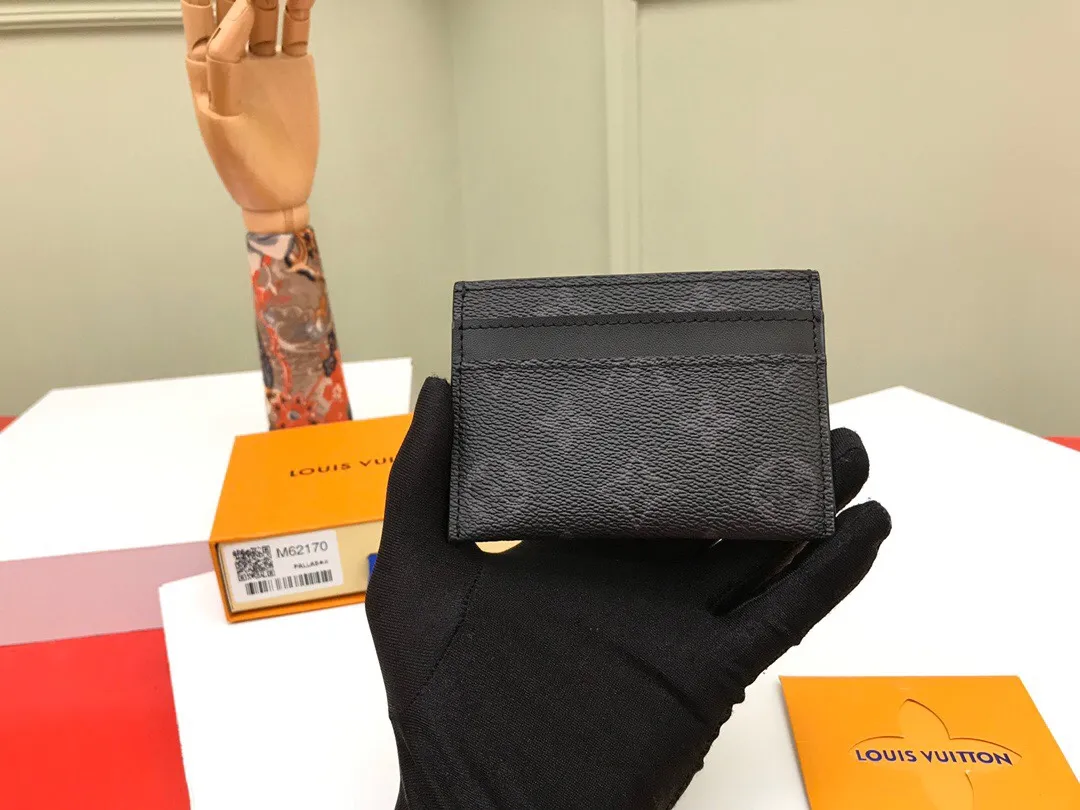 p¥150👉nfc163C01 dynamic chip version👈【Top inspection-free】Original overseas special product PORTE CARTES DOUBLE card holder M62170 black flower, this card holder made of new Monogram Eclipse coated canvas material is beautiful and fashionable in style, compact in size, and can be easily put into your pocket. Equipped with a central pocket and four slots for storing credit cards, plane and bus tickets, and business cards. 11.0x 7.0x 0.6 cm (length x height x width) with gift box