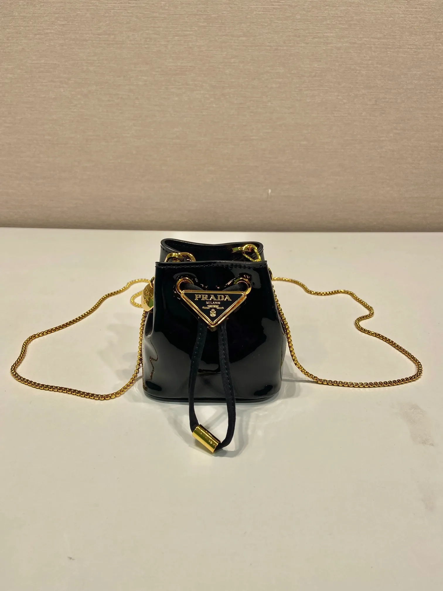 💰960🎉Patent leather bucket🎉1NR016 calfskin🎉🎉 This patent leather bucket is made of imported glossy cowhide and enamel-coated metal triangle logo decorated opening and closing design. Metal iron can be spanned diagonally. So cute😍, the effect is very eye-catching, so cute and cool, don’t you feel moved😙😙, beauties. Get it now. So beautiful and cute😋😋 Length 10x height 12x base 7cm🎉🎉🎉👏👏👏