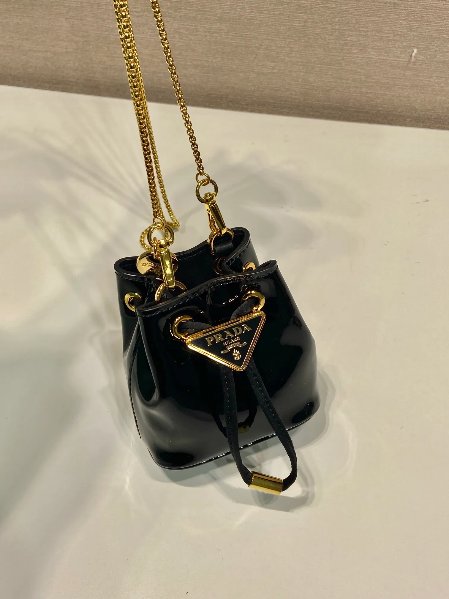 💰960🎉Patent leather bucket🎉1NR016 calfskin🎉🎉 This patent leather bucket is made of imported glossy cowhide and enamel-coated metal triangle logo decorated opening and closing design. Metal iron can be spanned diagonally. So cute😍, the effect is very eye-catching, so cute and cool, don’t you feel moved😙😙, beauties. Get it now. So beautiful and cute😋😋 Length 10x height 12x base 7cm🎉🎉🎉👏👏👏