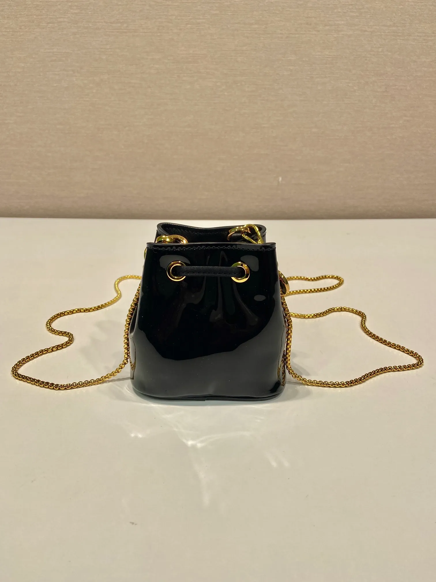💰960🎉Patent leather bucket🎉1NR016 calfskin🎉🎉 This patent leather bucket is made of imported glossy cowhide and enamel-coated metal triangle logo decorated opening and closing design. Metal iron can be spanned diagonally. So cute😍, the effect is very eye-catching, so cute and cool, don’t you feel moved😙😙, beauties. Get it now. So beautiful and cute😋😋 Length 10x height 12x base 7cm🎉🎉🎉👏👏👏