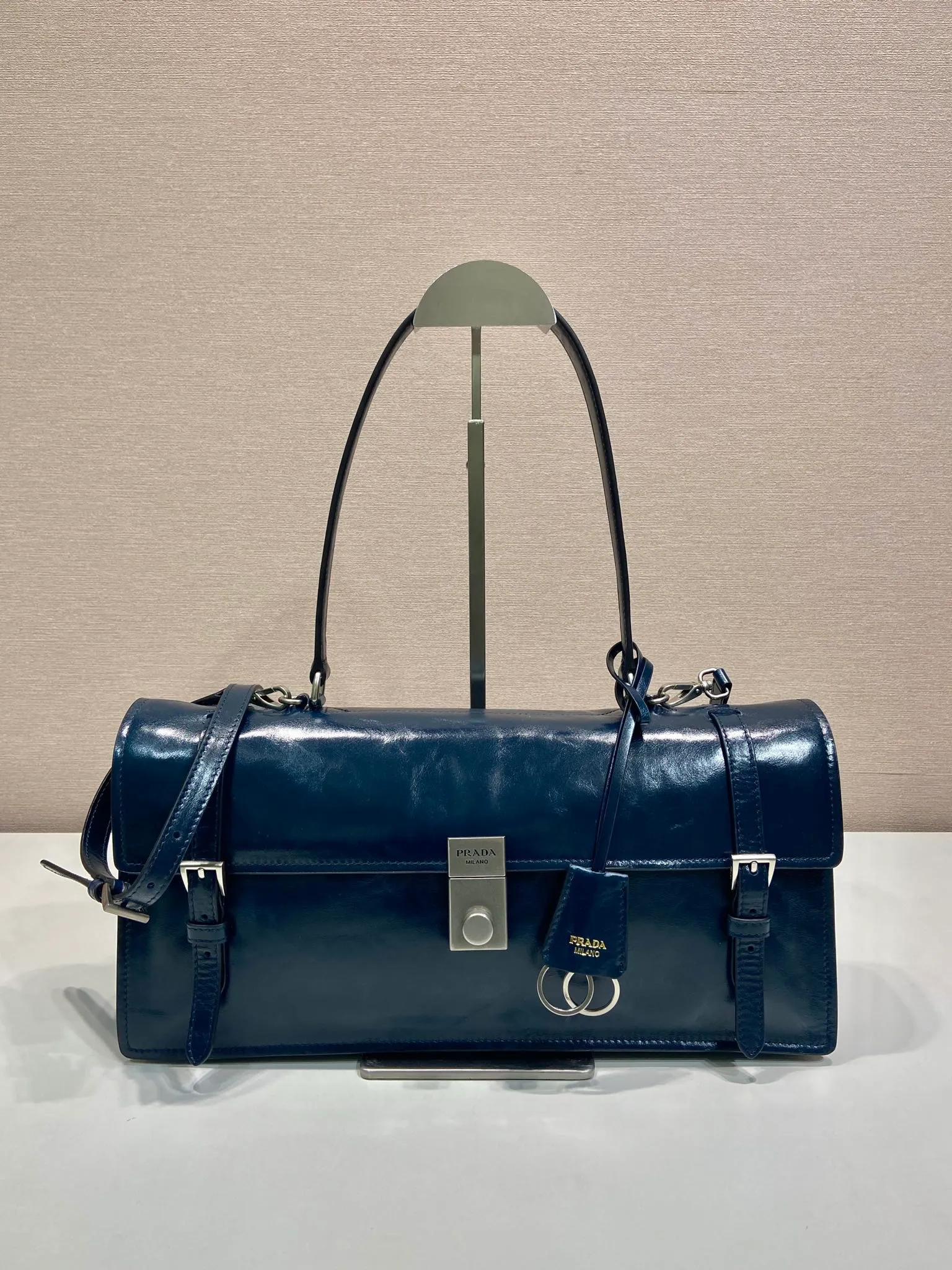 💰1900🎉New Pen Holder Bag🎉1BN024 Large🎉🎉 This leather handbag is inspired by the crisp and formal briefcase. It has a delicate and shiny texture and reinterprets the classic office style silhouette with a new attitude. Designed with exquisite soft details, it adds gentleness and versatile charm to the bag's classic shape. The classic vertical lock buckle embellishes the details, and it is equipped with a long handle, which can be carried over the shoulder, making it more practical. Another popular style that will never go out of style, hurry up and get it🎉🎉 Length 38x Height 17.5x Bottom 11cm🎉🎉🎉💰💰💰