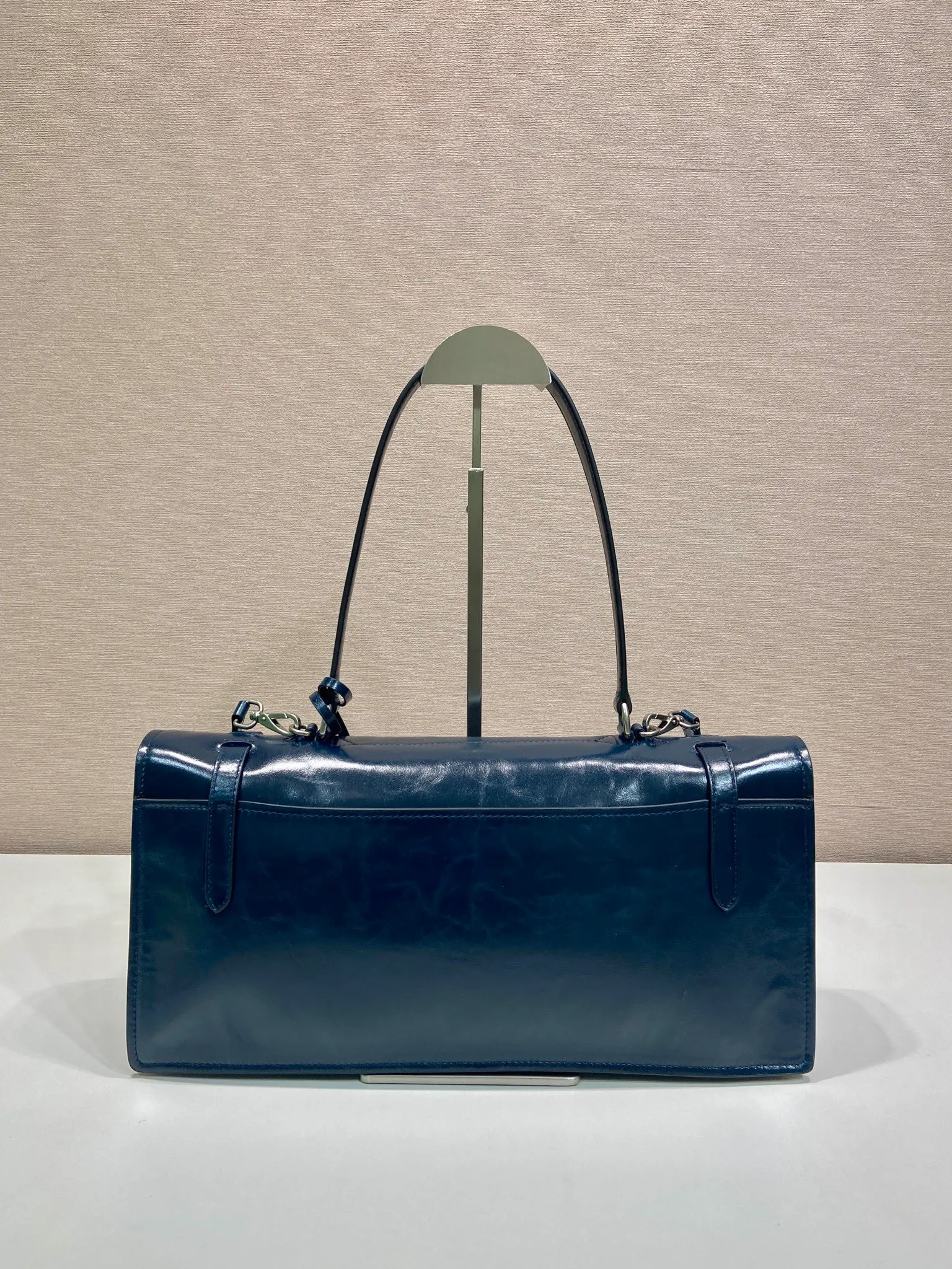 💰1900🎉New Pen Holder Bag🎉1BN024 Large🎉🎉 This leather handbag is inspired by the crisp and formal briefcase. It has a delicate and shiny texture and reinterprets the classic office style silhouette with a new attitude. Designed with exquisite soft details, it adds gentleness and versatile charm to the bag's classic shape. The classic vertical lock buckle embellishes the details, and it is equipped with a long handle, which can be carried over the shoulder, making it more practical. Another popular style that will never go out of style, hurry up and get it🎉🎉 Length 38x Height 17.5x Bottom 11cm🎉🎉🎉💰💰💰