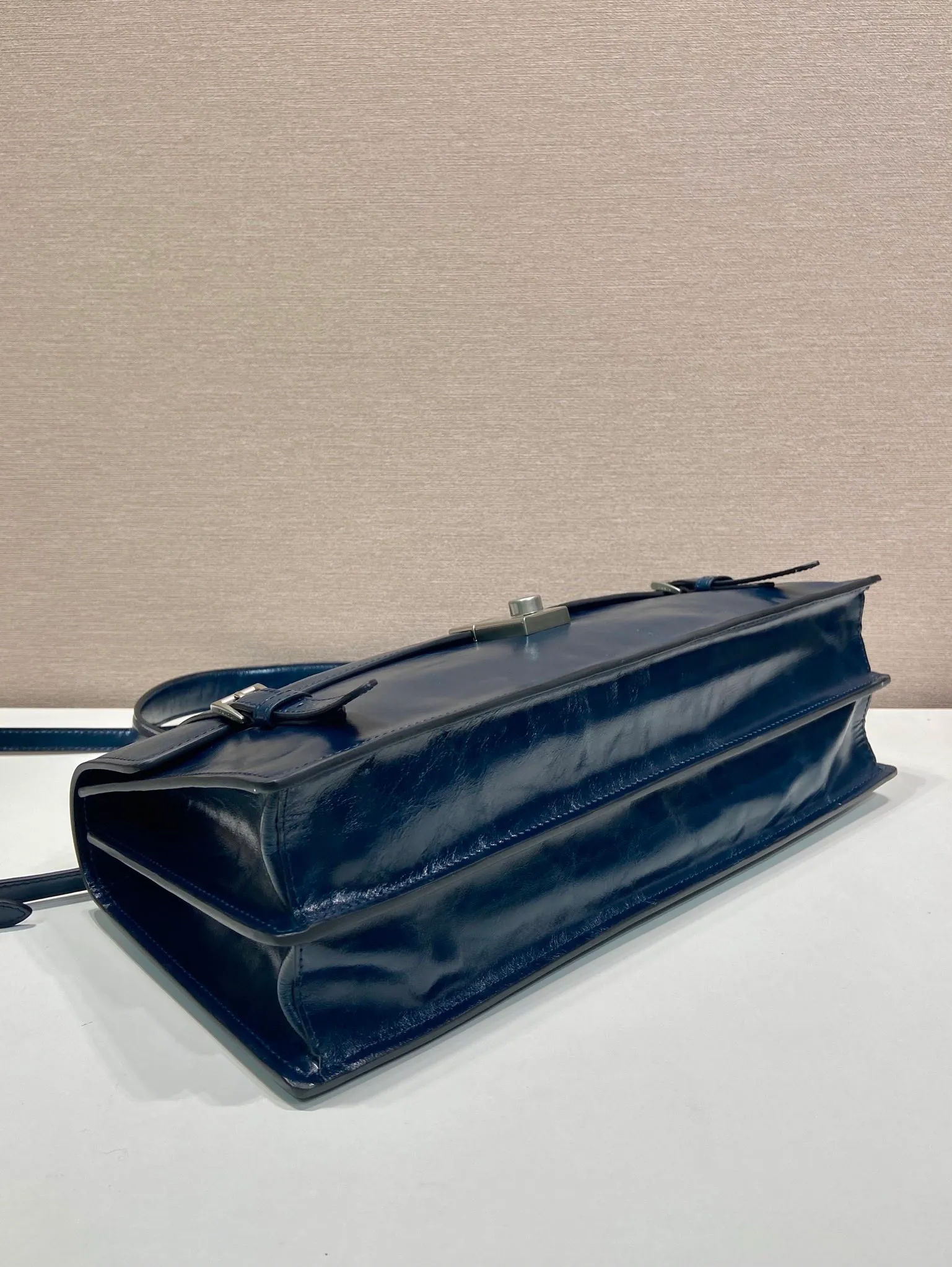 💰1900🎉New Pen Holder Bag🎉1BN024 Large🎉🎉 This leather handbag is inspired by the crisp and formal briefcase. It has a delicate and shiny texture and reinterprets the classic office style silhouette with a new attitude. Designed with exquisite soft details, it adds gentleness and versatile charm to the bag's classic shape. The classic vertical lock buckle embellishes the details, and it is equipped with a long handle, which can be carried over the shoulder, making it more practical. Another popular style that will never go out of style, hurry up and get it🎉🎉 Length 38x Height 17.5x Bottom 11cm🎉🎉🎉💰💰💰
