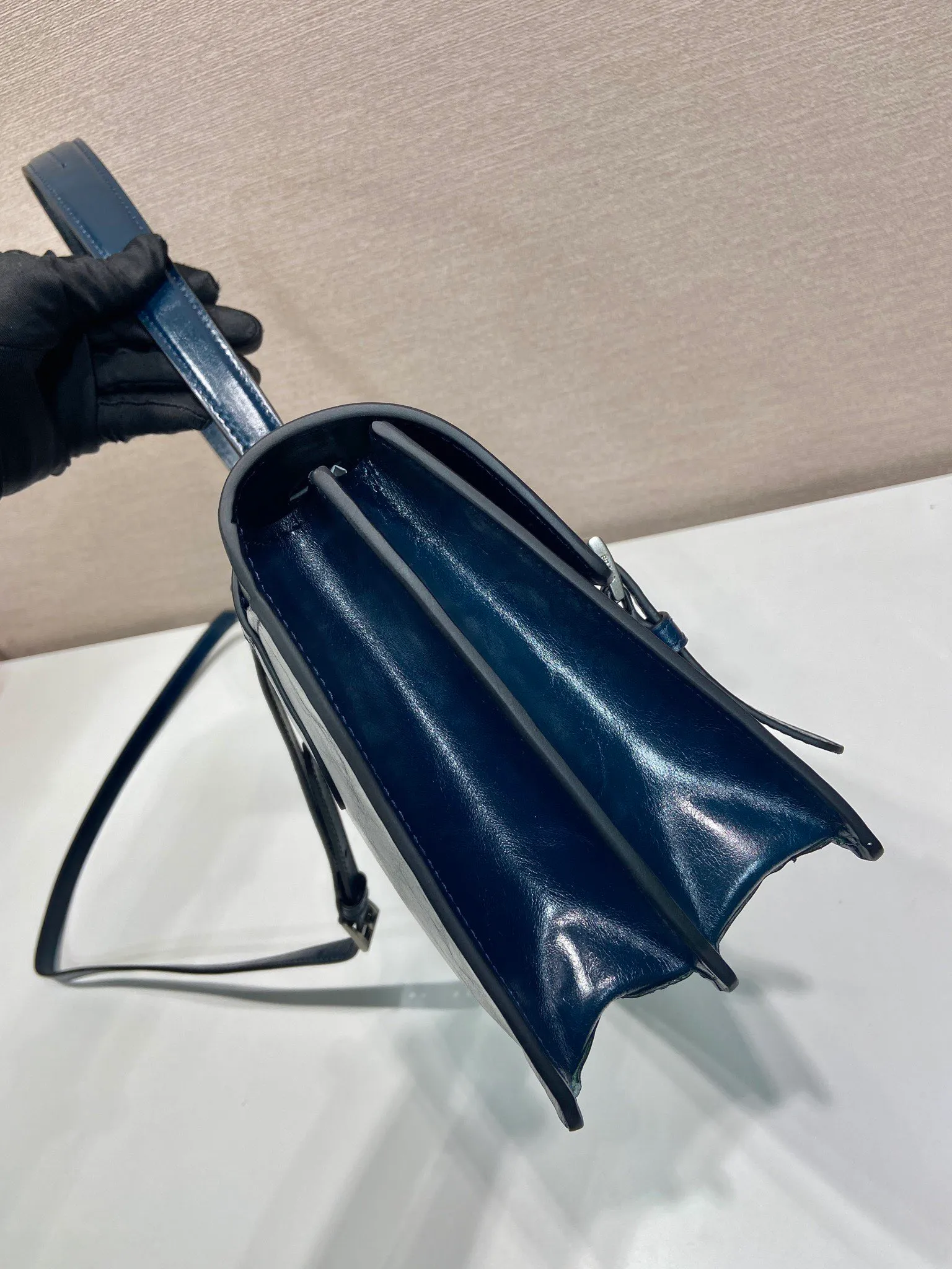 💰1900🎉New Pen Holder Bag🎉1BN024 Large🎉🎉 This leather handbag is inspired by the crisp and formal briefcase. It has a delicate and shiny texture and reinterprets the classic office style silhouette with a new attitude. Designed with exquisite soft details, it adds gentleness and versatile charm to the bag's classic shape. The classic vertical lock buckle embellishes the details, and it is equipped with a long handle, which can be carried over the shoulder, making it more practical. Another popular style that will never go out of style, hurry up and get it🎉🎉 Length 38x Height 17.5x Bottom 11cm🎉🎉🎉💰💰💰