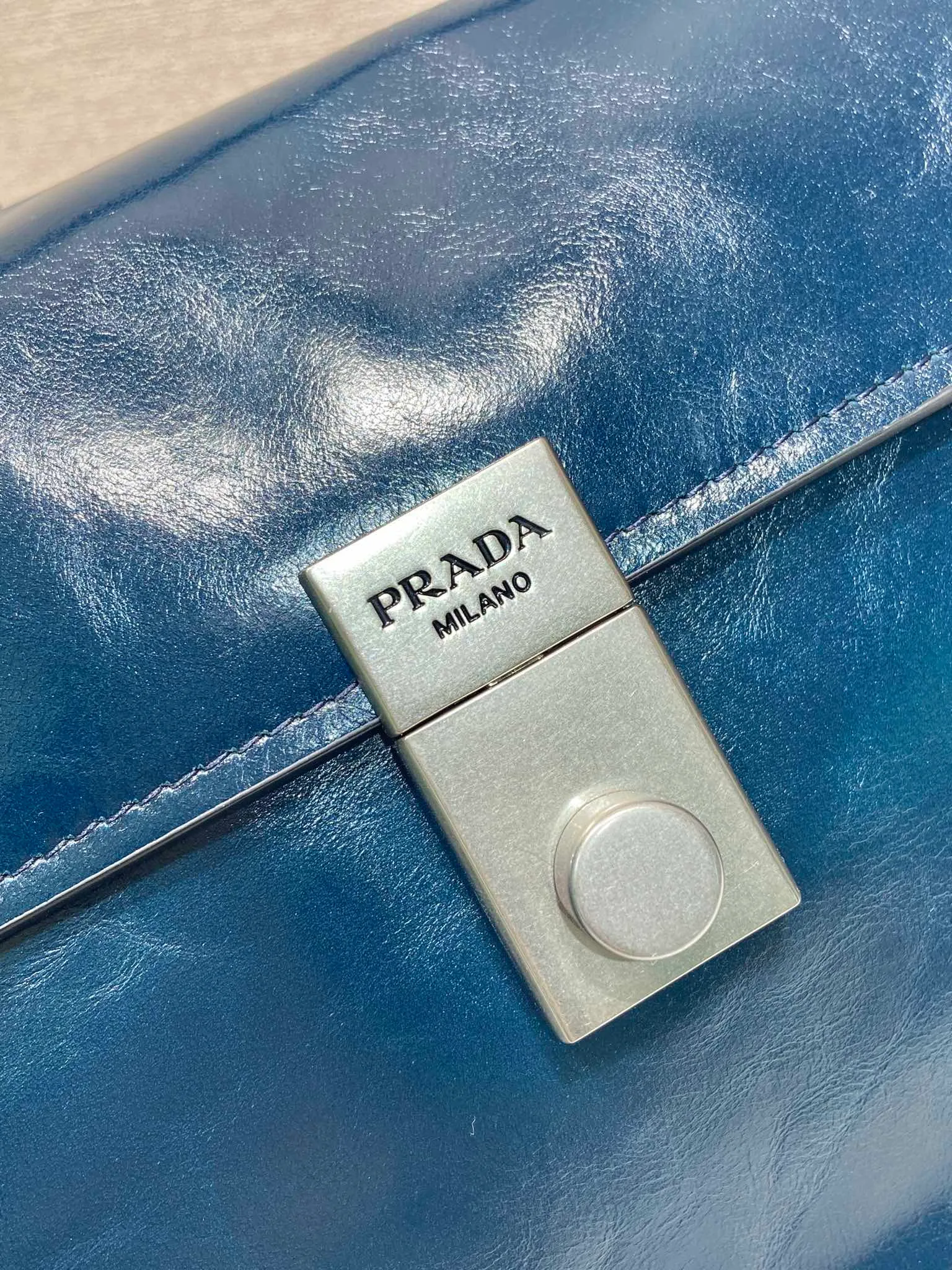 💰1900🎉New Pen Holder Bag🎉1BN024 Large🎉🎉 This leather handbag is inspired by the crisp and formal briefcase. It has a delicate and shiny texture and reinterprets the classic office style silhouette with a new attitude. Designed with exquisite soft details, it adds gentleness and versatile charm to the bag's classic shape. The classic vertical lock buckle embellishes the details, and it is equipped with a long handle, which can be carried over the shoulder, making it more practical. Another popular style that will never go out of style, hurry up and get it🎉🎉 Length 38x Height 17.5x Bottom 11cm🎉🎉🎉💰💰💰
