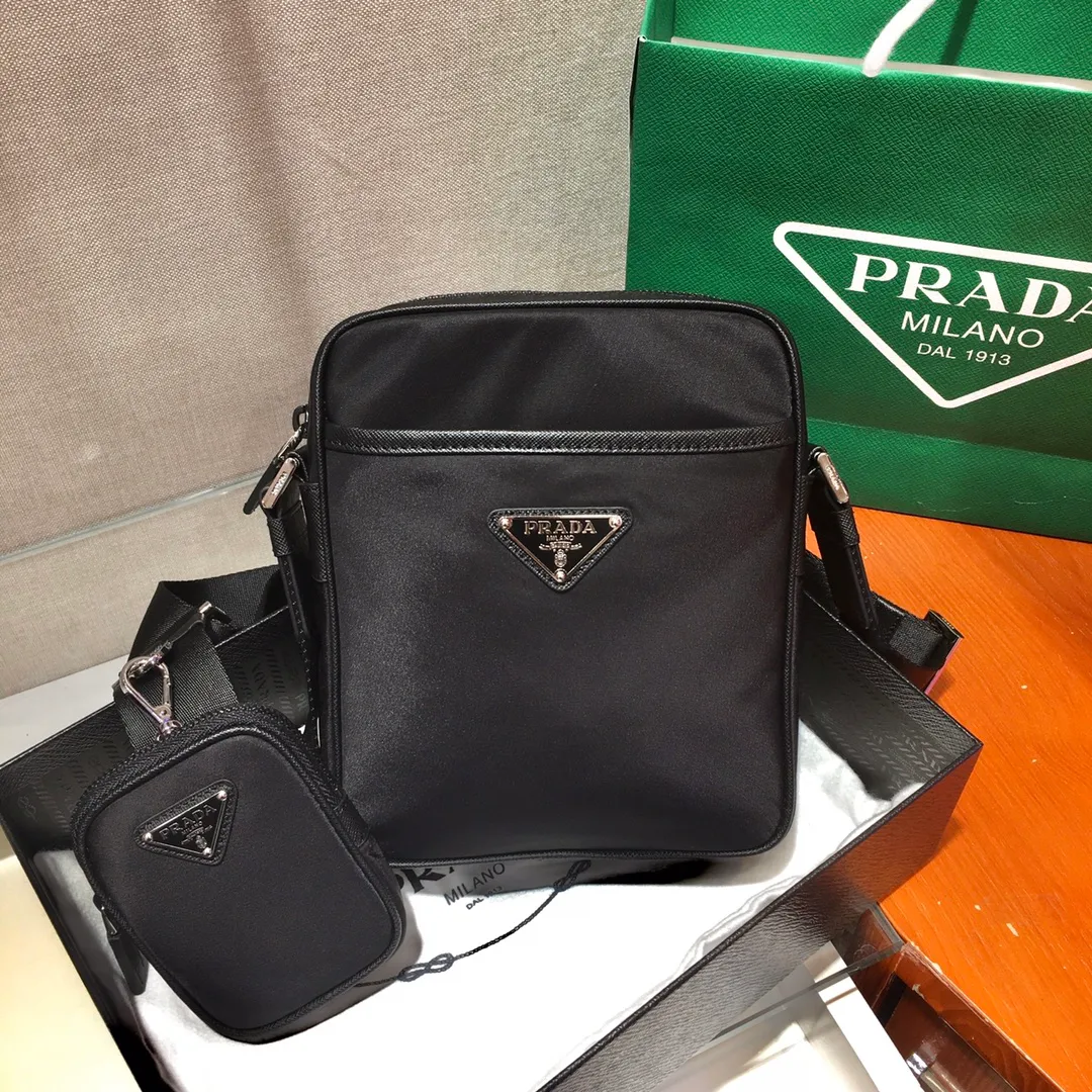💰920🎉New three-in-one🎉Arrived🙊Arrived🙊 New three-in-one combination cross-body bag🎉Model number: 2VH112😘 The most representative nylon triangle logo element Simple latest triangle logo decoration without compressing space , with many compartments😘At the same time, there is also a small hanging bag hanging on the shoulder strap, which can also be hung on the trousers as an accessory. The overall design is low-key, luxurious and versatile. The commuter bag can be casual or cool😎It is practical, fashionable and super tasteful when carried on the back. If you like it, hurry up and get it. It is a three-in-one that will never go out of style👏👏 Length 20X height 16x bottom 5cm👏👏👏💰💰💰