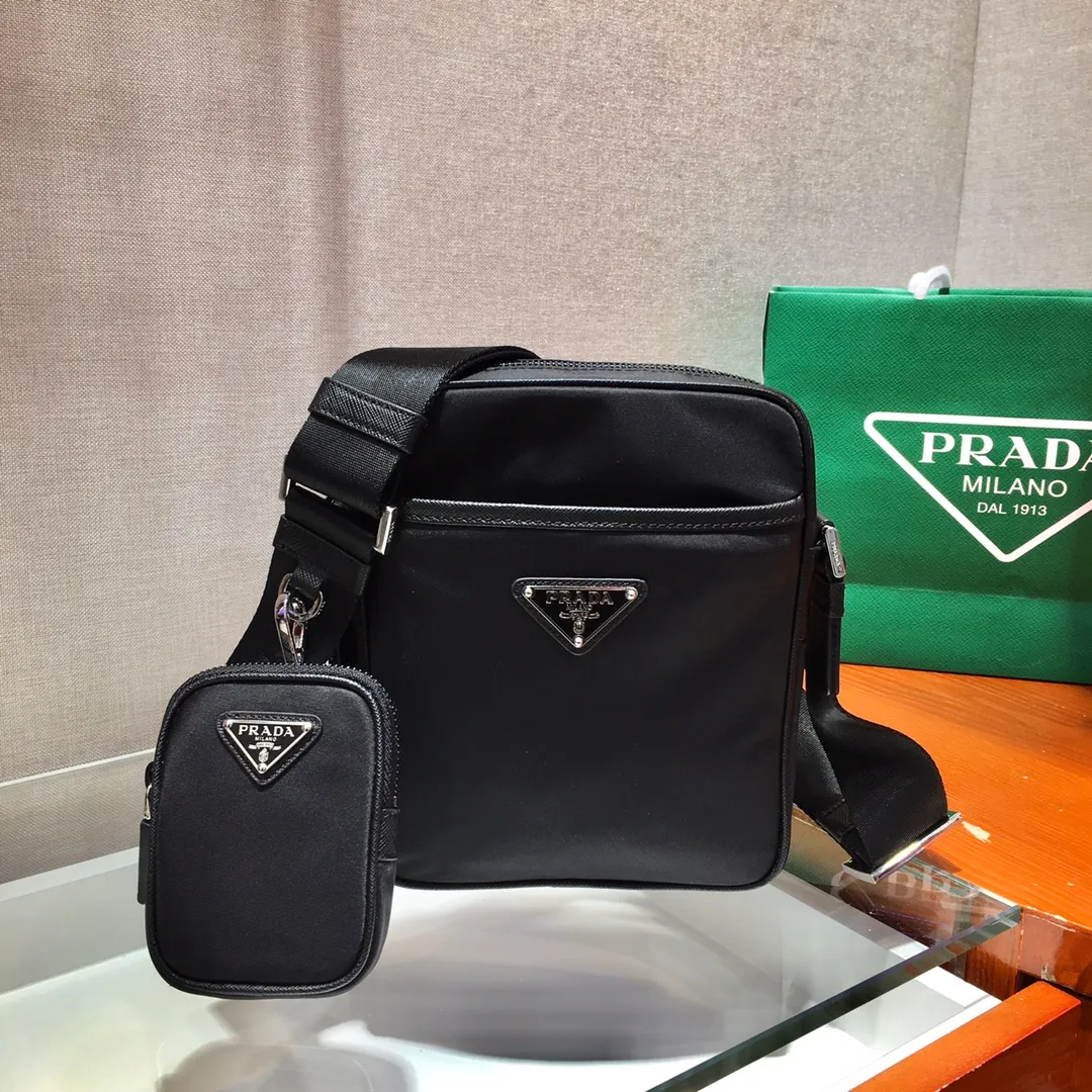 💰920🎉New three-in-one🎉Arrived🙊Arrived🙊 New three-in-one combination cross-body bag🎉Model number: 2VH112😘 The most representative nylon triangle logo element Simple latest triangle logo decoration without compressing space , with many compartments😘At the same time, there is also a small hanging bag hanging on the shoulder strap, which can also be hung on the trousers as an accessory. The overall design is low-key, luxurious and versatile. The commuter bag can be casual or cool😎It is practical, fashionable and super tasteful when carried on the back. If you like it, hurry up and get it. It is a three-in-one that will never go out of style👏👏 Length 20X height 16x bottom 5cm👏👏👏💰💰💰