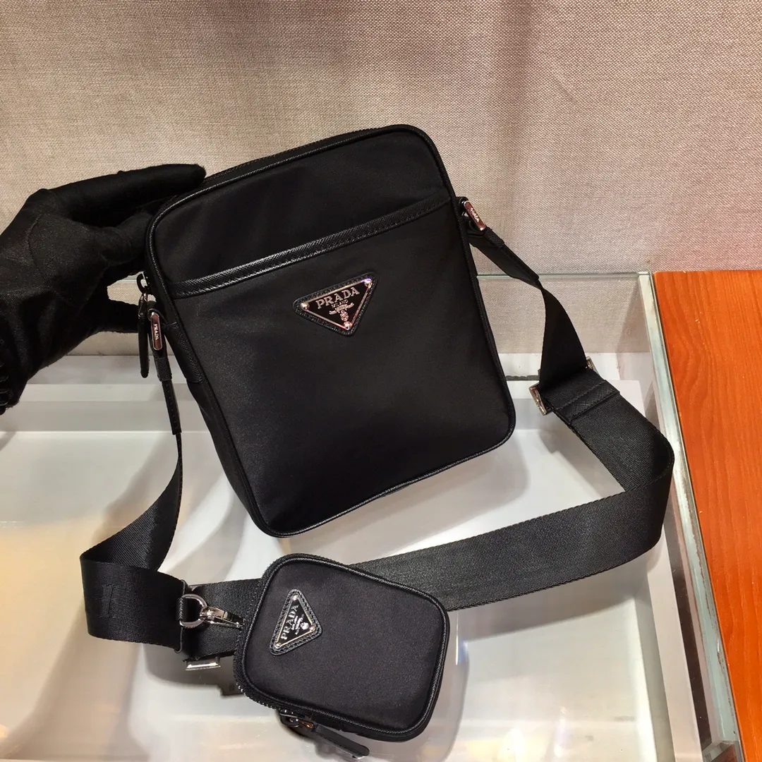💰920🎉New three-in-one🎉Arrived🙊Arrived🙊 New three-in-one combination cross-body bag🎉Model number: 2VH112😘 The most representative nylon triangle logo element Simple latest triangle logo decoration without compressing space , with many compartments😘At the same time, there is also a small hanging bag hanging on the shoulder strap, which can also be hung on the trousers as an accessory. The overall design is low-key, luxurious and versatile. The commuter bag can be casual or cool😎It is practical, fashionable and super tasteful when carried on the back. If you like it, hurry up and get it. It is a three-in-one that will never go out of style👏👏 Length 20X height 16x bottom 5cm👏👏👏💰💰💰