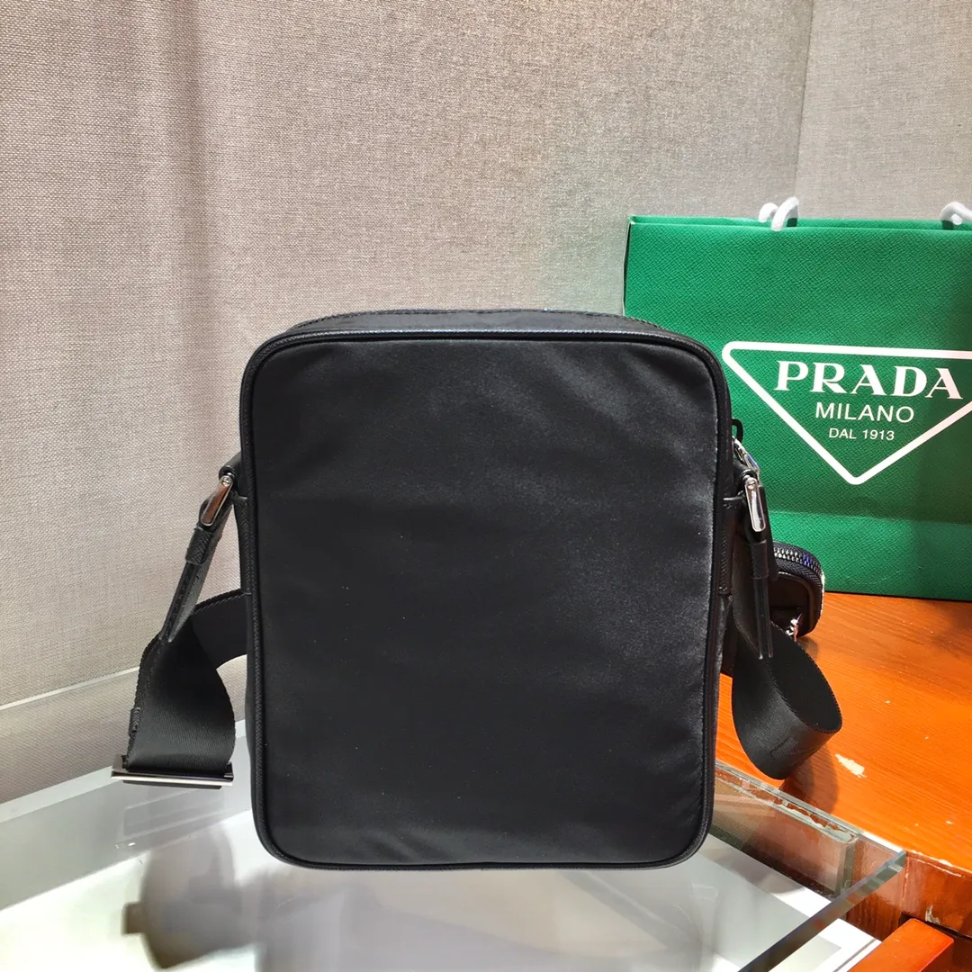 💰920🎉New three-in-one🎉Arrived🙊Arrived🙊 New three-in-one combination cross-body bag🎉Model number: 2VH112😘 The most representative nylon triangle logo element Simple latest triangle logo decoration without compressing space , with many compartments😘At the same time, there is also a small hanging bag hanging on the shoulder strap, which can also be hung on the trousers as an accessory. The overall design is low-key, luxurious and versatile. The commuter bag can be casual or cool😎It is practical, fashionable and super tasteful when carried on the back. If you like it, hurry up and get it. It is a three-in-one that will never go out of style👏👏 Length 20X height 16x bottom 5cm👏👏👏💰💰💰