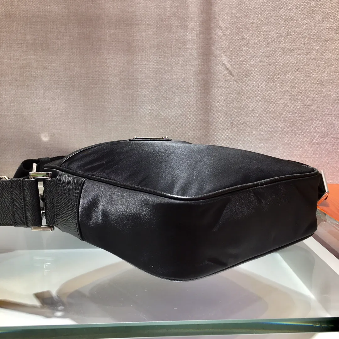💰920🎉New three-in-one🎉Arrived🙊Arrived🙊 New three-in-one combination cross-body bag🎉Model number: 2VH112😘 The most representative nylon triangle logo element Simple latest triangle logo decoration without compressing space , with many compartments😘At the same time, there is also a small hanging bag hanging on the shoulder strap, which can also be hung on the trousers as an accessory. The overall design is low-key, luxurious and versatile. The commuter bag can be casual or cool😎It is practical, fashionable and super tasteful when carried on the back. If you like it, hurry up and get it. It is a three-in-one that will never go out of style👏👏 Length 20X height 16x bottom 5cm👏👏👏💰💰💰
