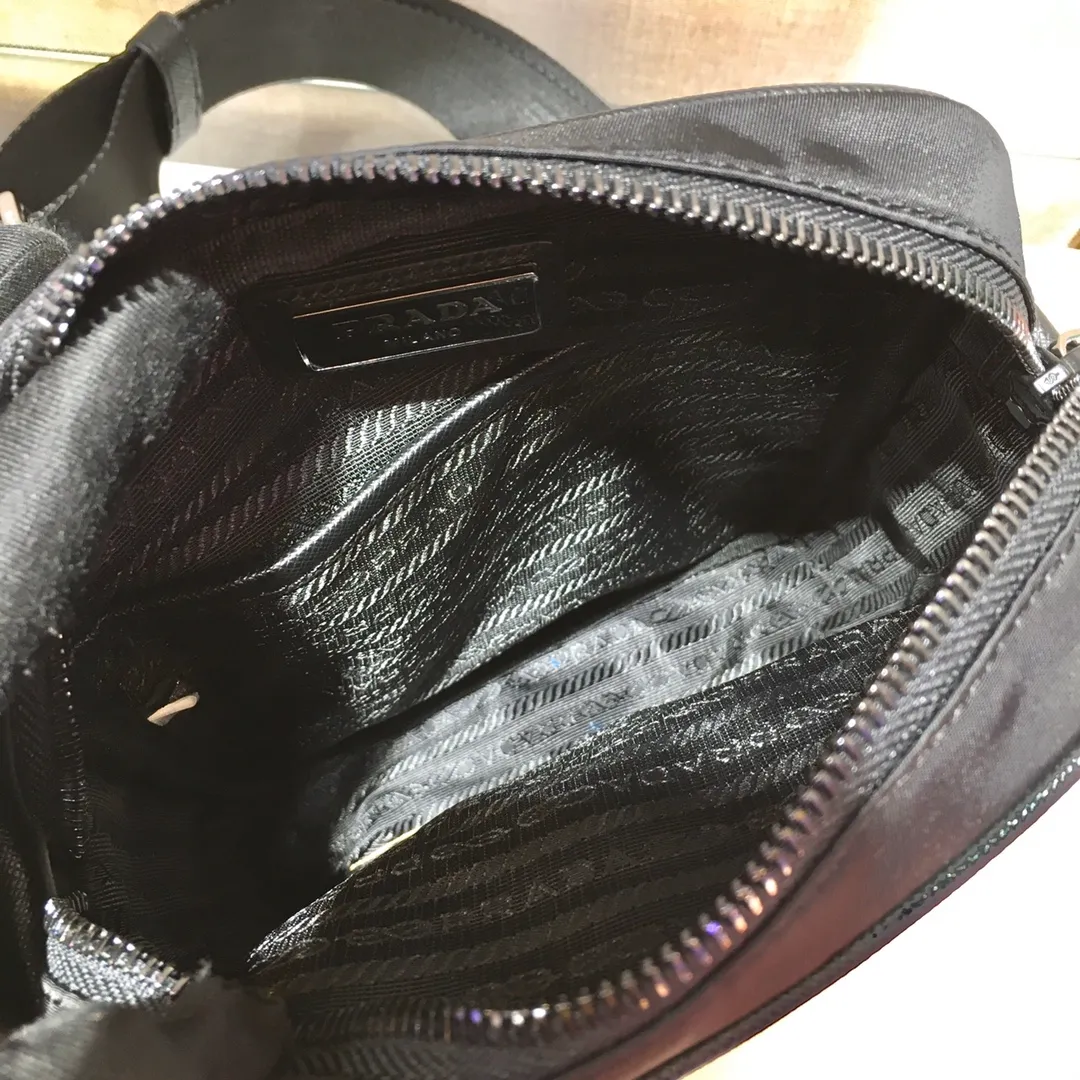 💰920🎉New three-in-one🎉Arrived🙊Arrived🙊 New three-in-one combination cross-body bag🎉Model number: 2VH112😘 The most representative nylon triangle logo element Simple latest triangle logo decoration without compressing space , with many compartments😘At the same time, there is also a small hanging bag hanging on the shoulder strap, which can also be hung on the trousers as an accessory. The overall design is low-key, luxurious and versatile. The commuter bag can be casual or cool😎It is practical, fashionable and super tasteful when carried on the back. If you like it, hurry up and get it. It is a three-in-one that will never go out of style👏👏 Length 20X height 16x bottom 5cm👏👏👏💰💰💰