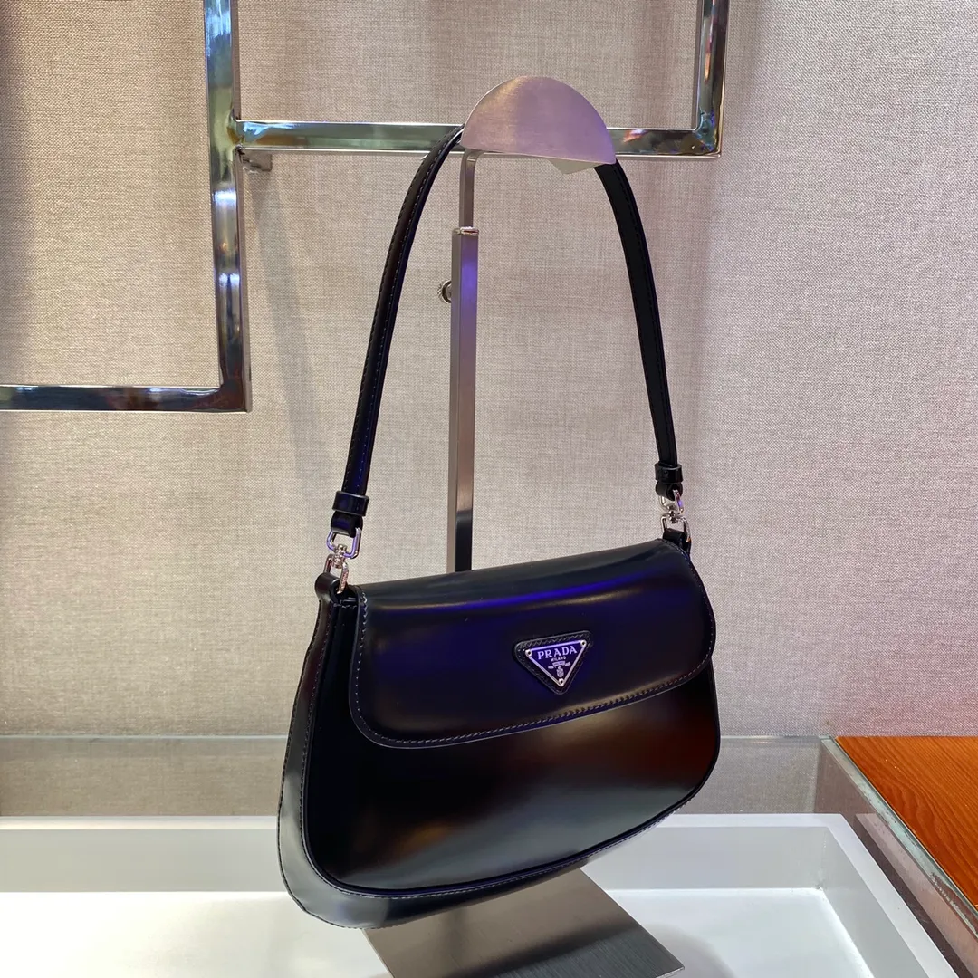 💰1120🎉New armpit bag🎉New second-hand armpit bag😘😘 This year's popular flip-top second-hand armpit bag has always been very popular. The whole leather is delicate and smooth. The special-shaped bag design is cool and fashionable. The capacity is sufficient. It is light and can be packed. It is perfect without being outdated. The retro feel concave shape is another popular style among Internet celebrities. 🙊🙊 Style number: 1BD311 Length 23x Height 18x Bottom 4cm