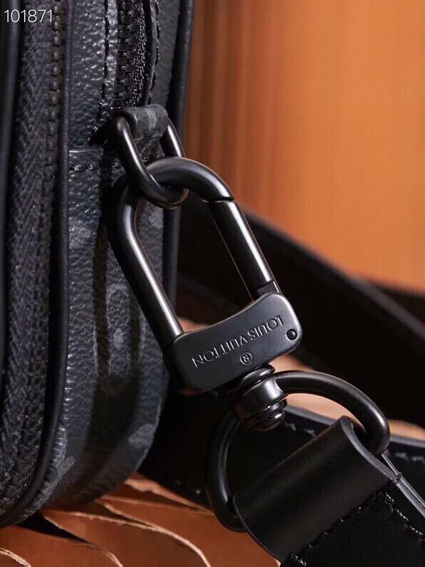 P¥800👉nfc dynamic chip version👈【Top inspection-free, all-steel hardware】The Neo Alpha handbag condenses the design of past Alpha handbags with rounded strokes, and uses soft Monogram Eclipse canvas to build a casual silhouette. The ample space is equipped with a zipper compartment and front patch pocket to hold daily necessities such as mobile phones, cards and keys, and comes with a detachable and adjustable leather shoulder strap. Monogram Eclipse coated canvas - Cow leather trim - Cow leather lining - Metal hardware - Zip compartment - Front patch pocket - Front D-ring - Shoulder strap: removable, adjustable! ! Model: M82542; Size: 11x18.5x6.5CM