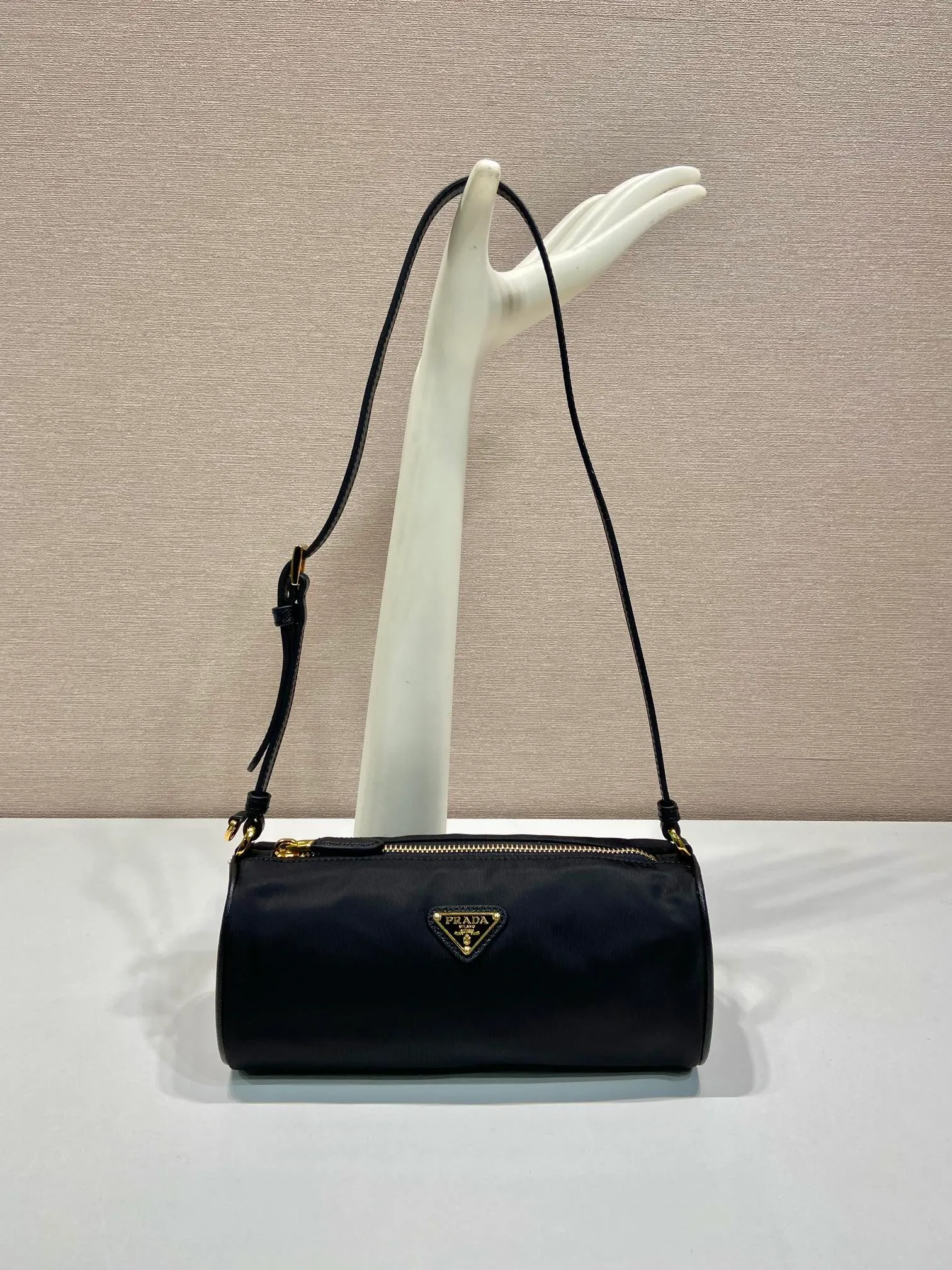 💰760🎉New armpit bag🎉1NE058🎉🎉 This regenerated nylon clutch bag brings together the P family’s classic elements in its exquisite design, with a simple and neat geometric pattern silhouette. Featuring an elegant, slim leather handle embellished with the iconic triangle pattern. Large capacity space. Baby, hurry up and get it, it is another popular style that will never go out of style👏👏 Length 22x Height 9x Bottom 7.5cm🎉🎉🎉👏👏👏