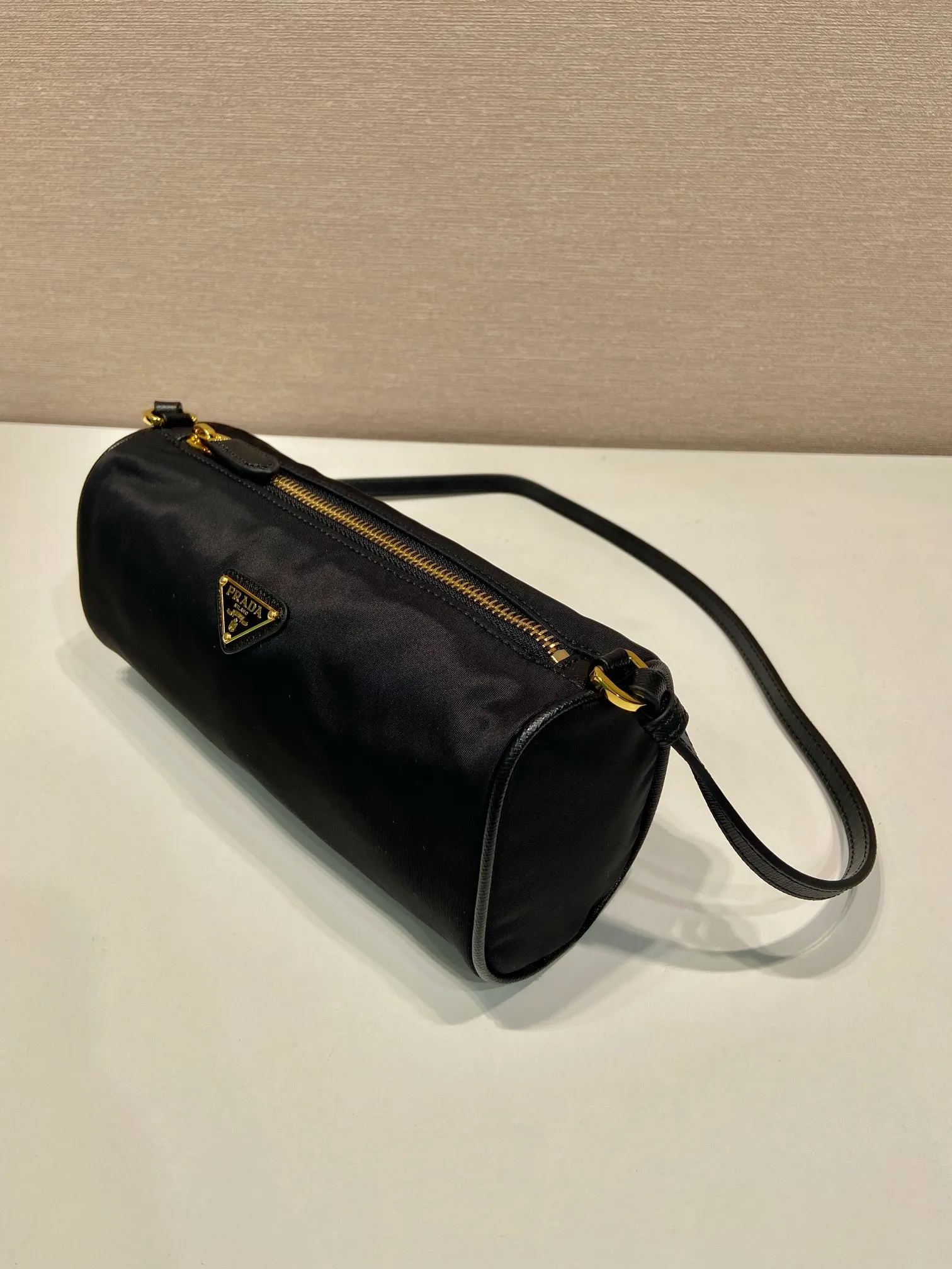 💰760🎉New armpit bag🎉1NE058🎉🎉 This regenerated nylon clutch bag brings together the P family’s classic elements in its exquisite design, with a simple and neat geometric pattern silhouette. Featuring an elegant, slim leather handle embellished with the iconic triangle pattern. Large capacity space. Baby, hurry up and get it, it is another popular style that will never go out of style👏👏 Length 22x Height 9x Bottom 7.5cm🎉🎉🎉👏👏👏