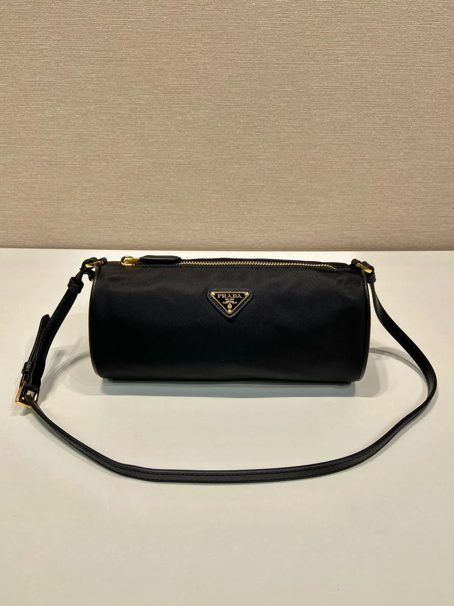 💰760🎉New armpit bag🎉1NE058🎉🎉 This regenerated nylon clutch bag brings together the P family’s classic elements in its exquisite design, with a simple and neat geometric pattern silhouette. Featuring an elegant, slim leather handle embellished with the iconic triangle pattern. Large capacity space. Baby, hurry up and get it, it is another popular style that will never go out of style👏👏 Length 22x Height 9x Bottom 7.5cm🎉🎉🎉👏👏👏