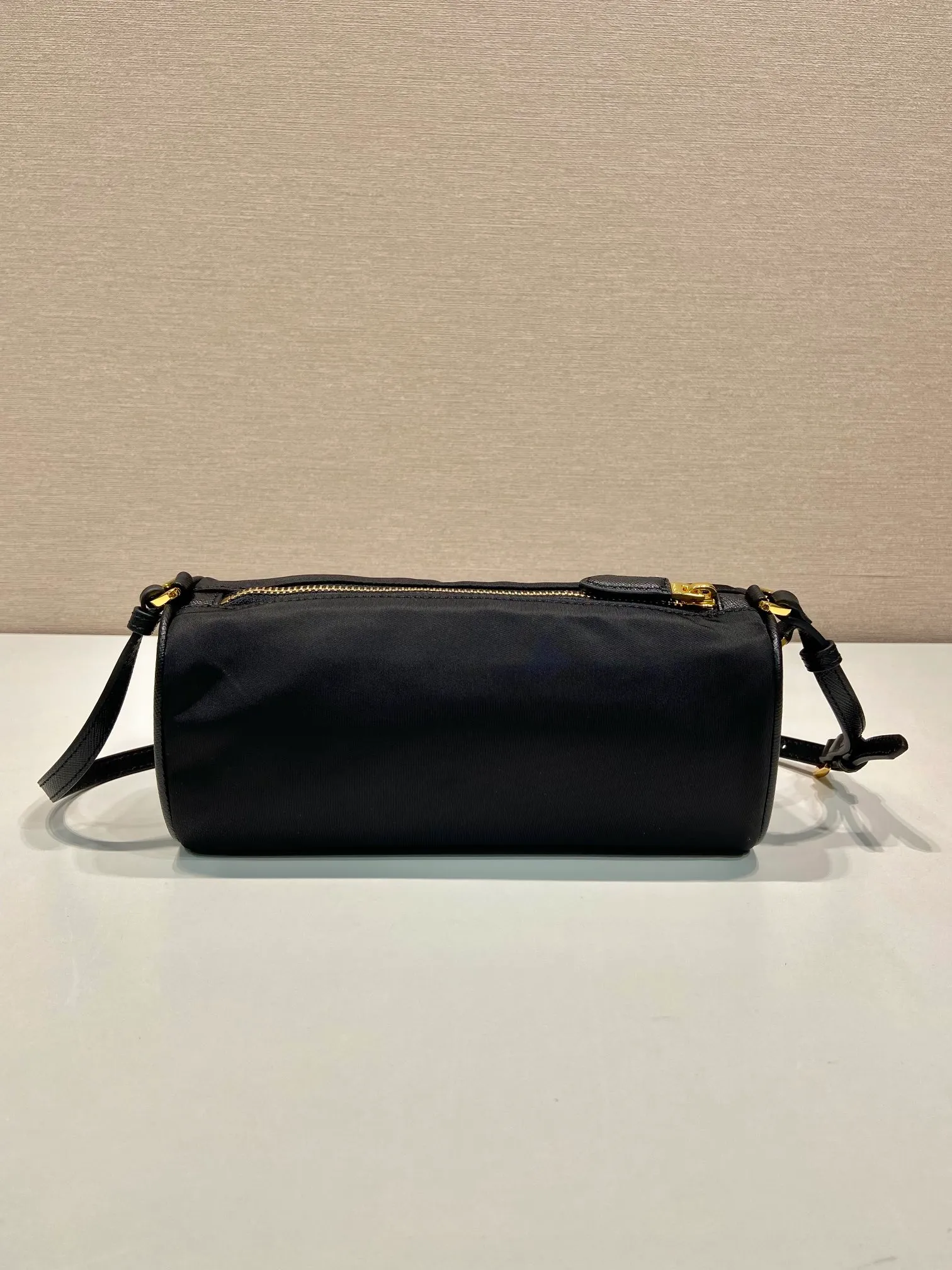💰760🎉New armpit bag🎉1NE058🎉🎉 This regenerated nylon clutch bag brings together the P family’s classic elements in its exquisite design, with a simple and neat geometric pattern silhouette. Featuring an elegant, slim leather handle embellished with the iconic triangle pattern. Large capacity space. Baby, hurry up and get it, it is another popular style that will never go out of style👏👏 Length 22x Height 9x Bottom 7.5cm🎉🎉🎉👏👏👏