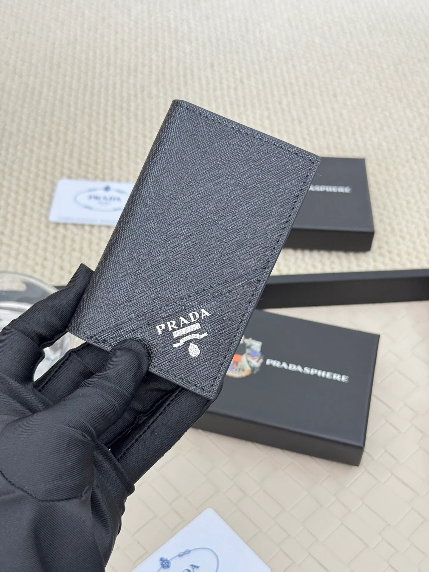 💰120 prada cross pattern unisex card holder, can be placed in pockets, bags, and can be held in hand, made of cross pattern imported calfskin, pocket card holder, can hold change, 6 card slots, simple and elegant fashion trend. Model 2MC101, color as shown in the picture, size 11×7cm,