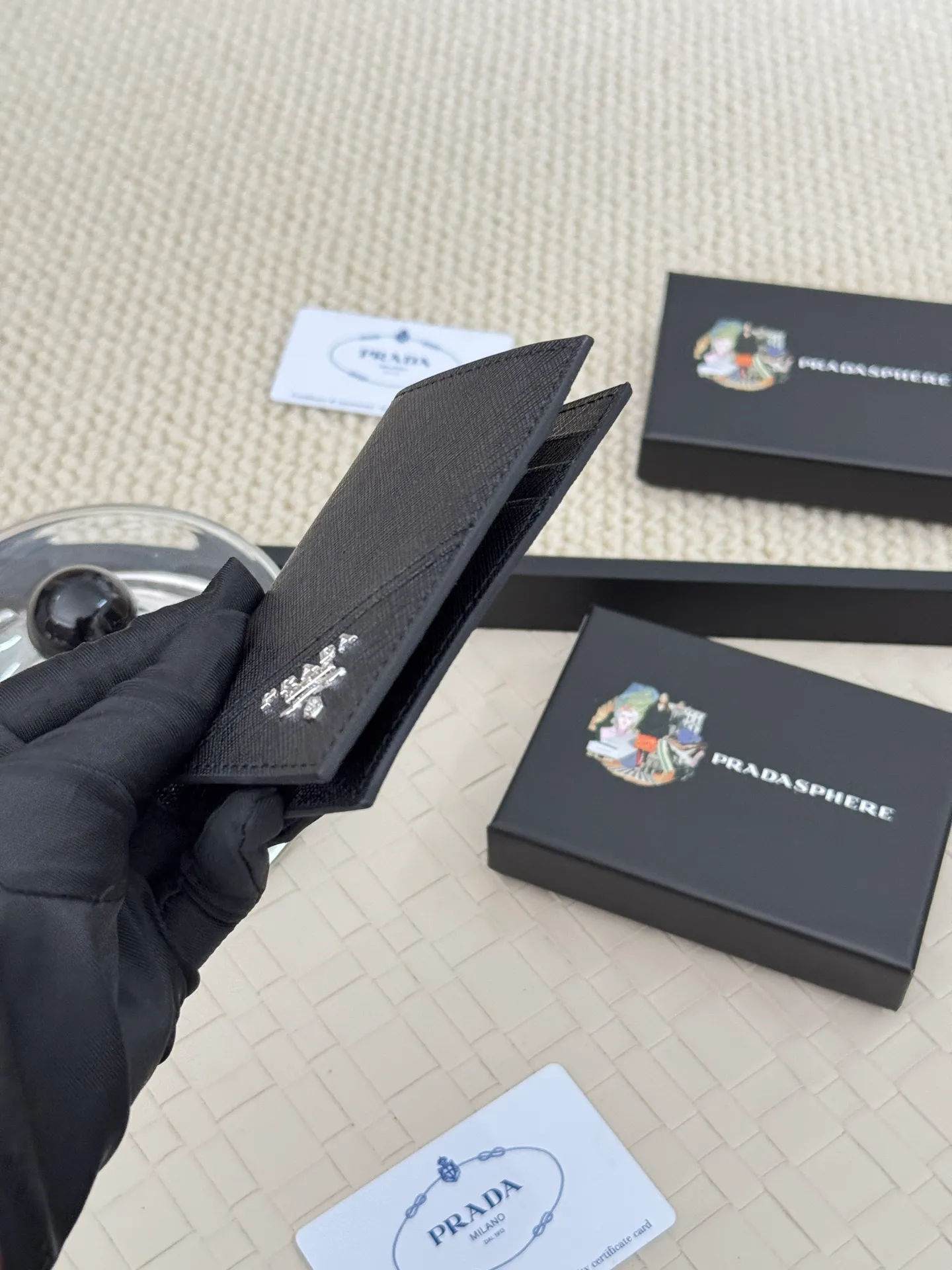 💰120 prada cross pattern unisex card holder, can be placed in pockets, bags, and can be held in hand, made of cross pattern imported calfskin, pocket card holder, can hold change, 6 card slots, simple and elegant fashion trend. Model 2MC101, color as shown in the picture, size 11×7cm,