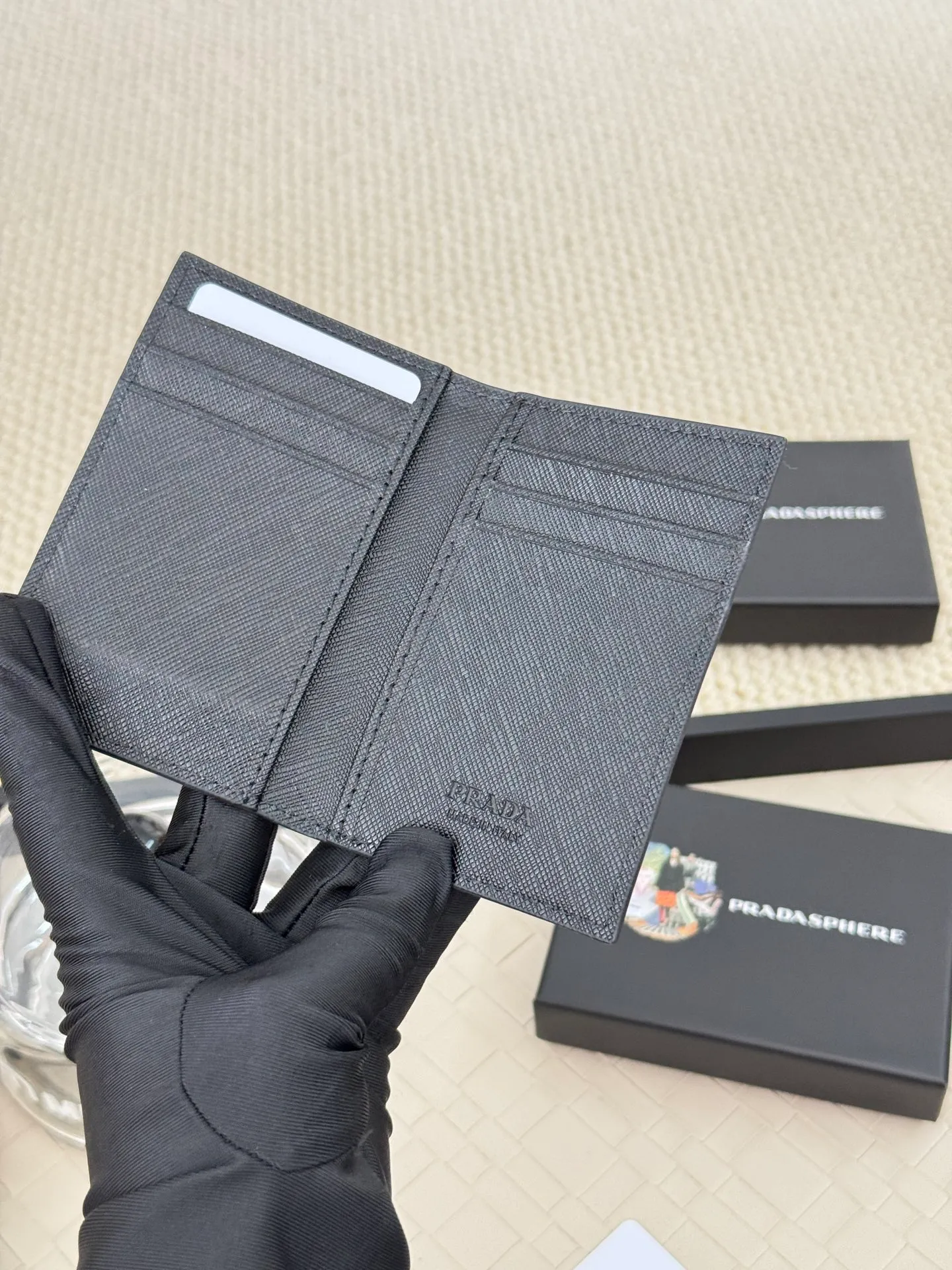💰120 prada cross pattern unisex card holder, can be placed in pockets, bags, and can be held in hand, made of cross pattern imported calfskin, pocket card holder, can hold change, 6 card slots, simple and elegant fashion trend. Model 2MC101, color as shown in the picture, size 11×7cm,