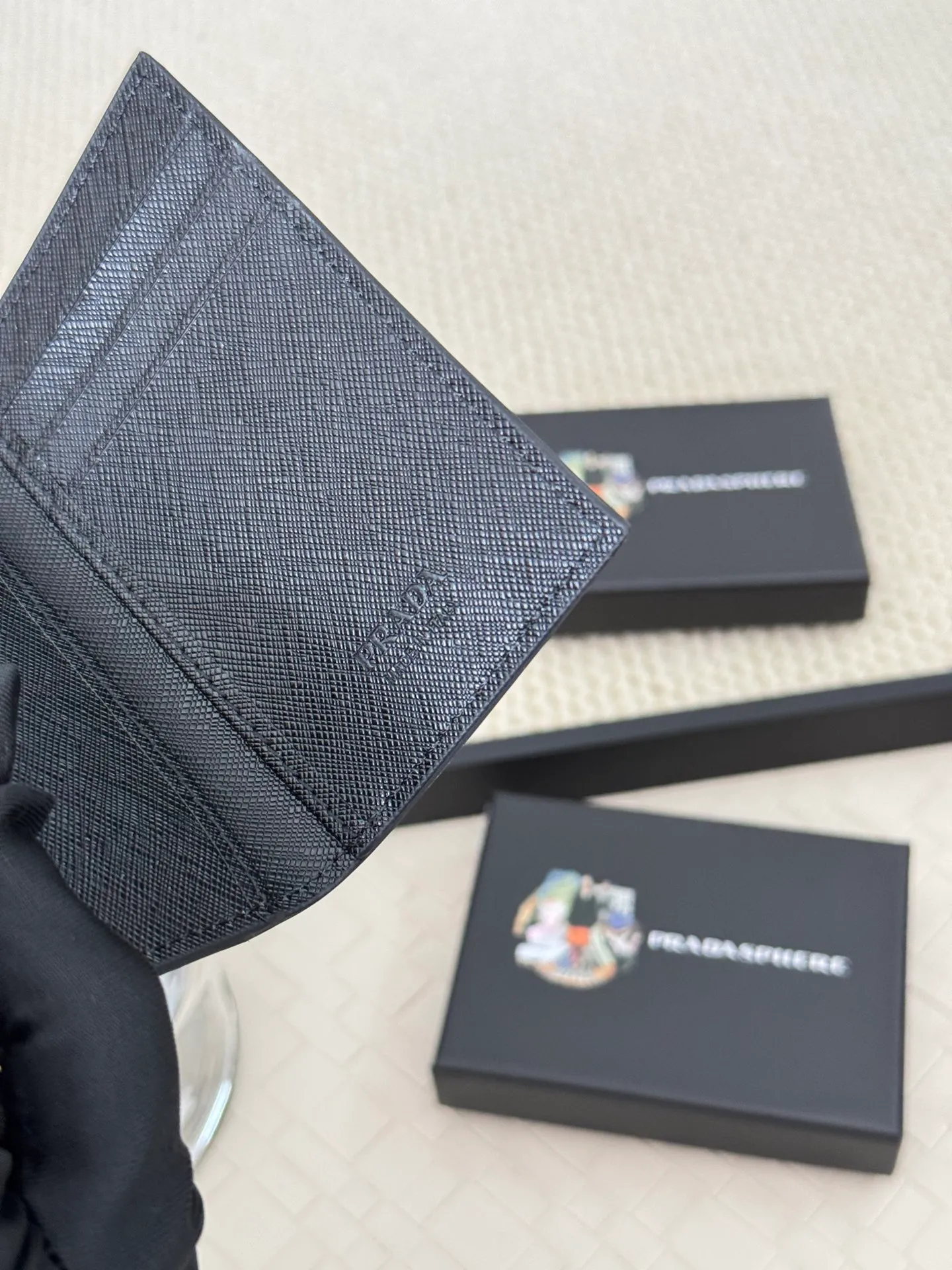 💰120 prada cross pattern unisex card holder, can be placed in pockets, bags, and can be held in hand, made of cross pattern imported calfskin, pocket card holder, can hold change, 6 card slots, simple and elegant fashion trend. Model 2MC101, color as shown in the picture, size 11×7cm,