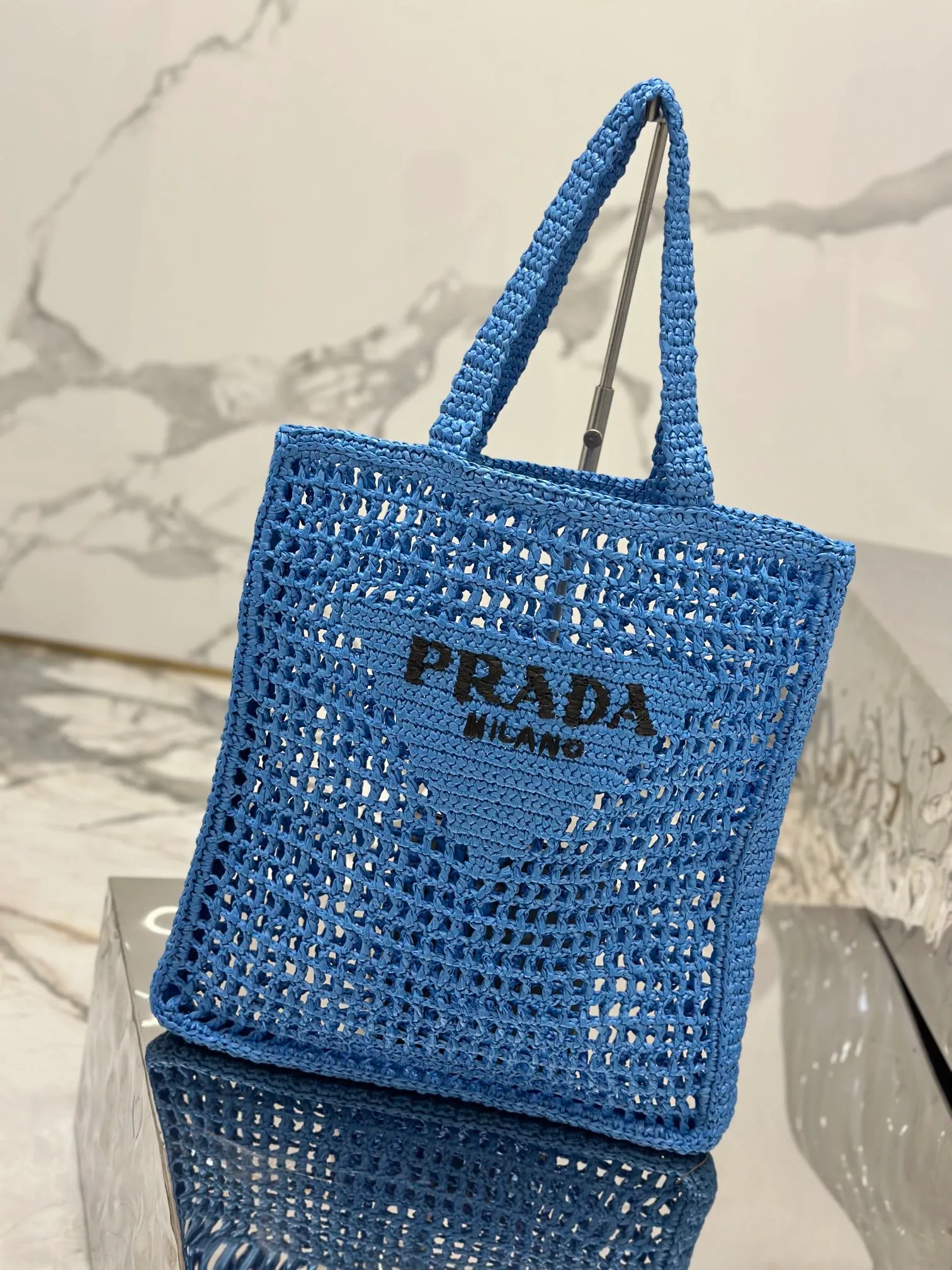💰1160🌟Raffia woven tote bag This soft deconstructed tote bag is made of raffia fiber material. The light and natural material expresses the summer mood. The iconic house triangle logo is reinterpreted and decorates the front of the bag, with an embroidered lettering logo in the center to evoke the brand's style. Dimensions: length 36x height 38x bottom 3cm Style number: 1BG393