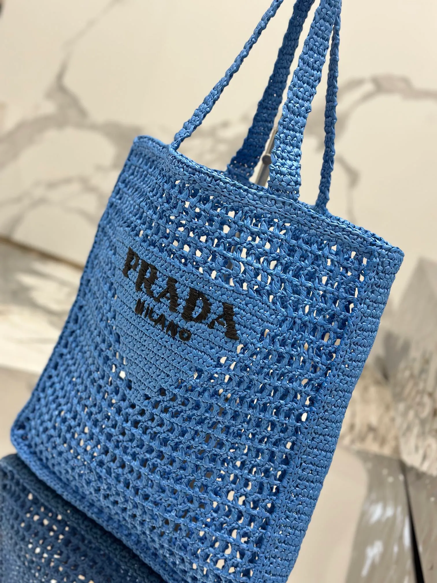 💰1160🌟Raffia woven tote bag This soft deconstructed tote bag is made of raffia fiber material. The light and natural material expresses the summer mood. The iconic house triangle logo is reinterpreted and decorates the front of the bag, with an embroidered lettering logo in the center to evoke the brand's style. Dimensions: length 36x height 38x bottom 3cm Style number: 1BG393