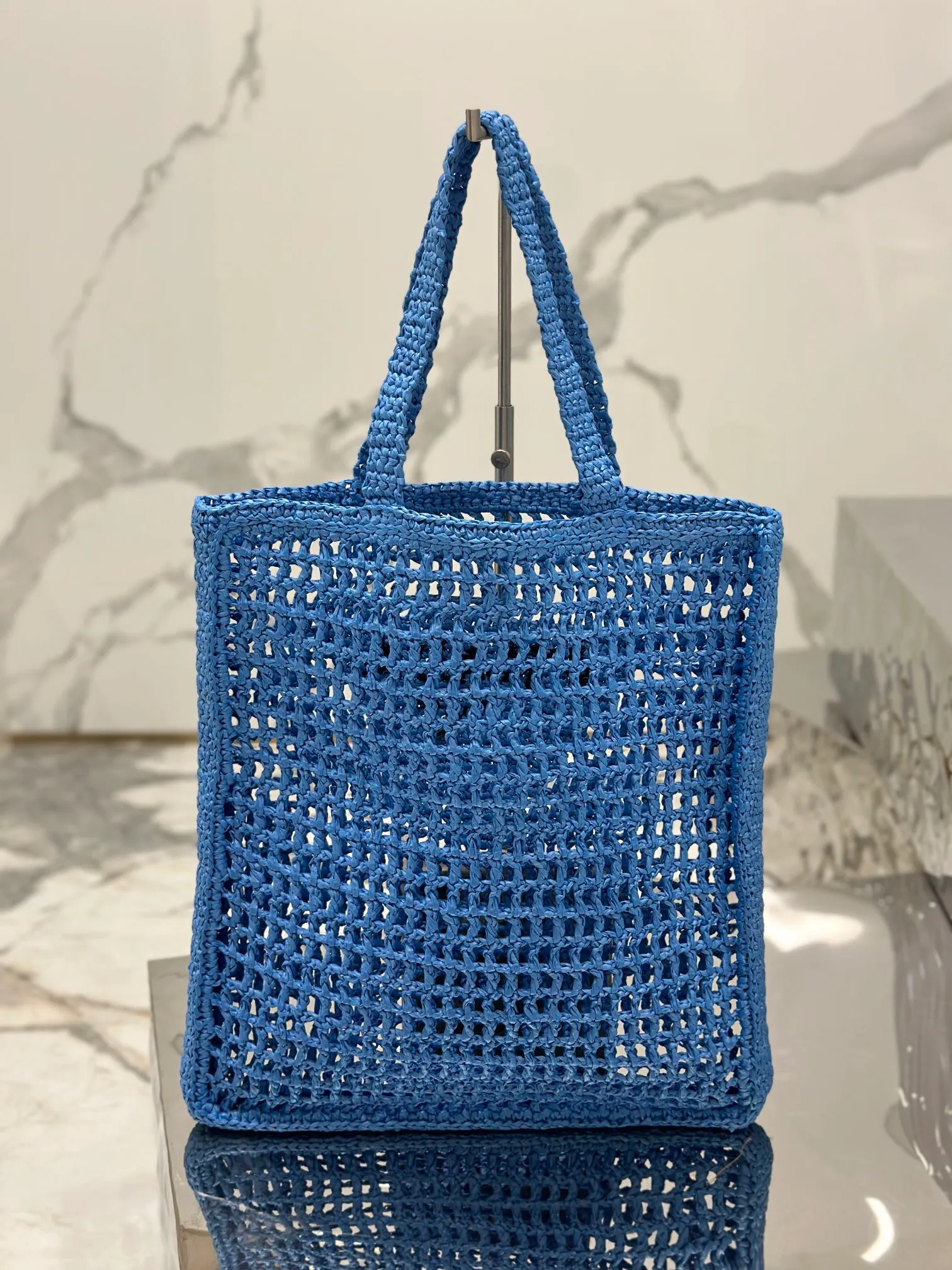 💰1160🌟Raffia woven tote bag This soft deconstructed tote bag is made of raffia fiber material. The light and natural material expresses the summer mood. The iconic house triangle logo is reinterpreted and decorates the front of the bag, with an embroidered lettering logo in the center to evoke the brand's style. Dimensions: length 36x height 38x bottom 3cm Style number: 1BG393