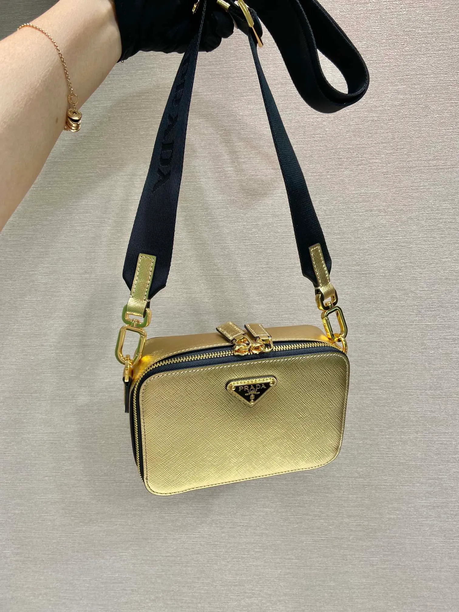 💰1120🎉New messenger bag🎉2VH070 gold cross pattern🎉🎉 This modern style Brique handbag outlines simple lines and is equipped with a detachable and adjustable nylon shoulder strap, creating a lightweight and versatile style. The latest cross pattern color of 2023 was selected, and leather has become the brand’s iconic material. It looks classic with original temperament and modern fashion🎉🎉Large capacity and space, worth it, get it now🎉🎉 Length 19x Height 12.5x Bottom 5.5cm