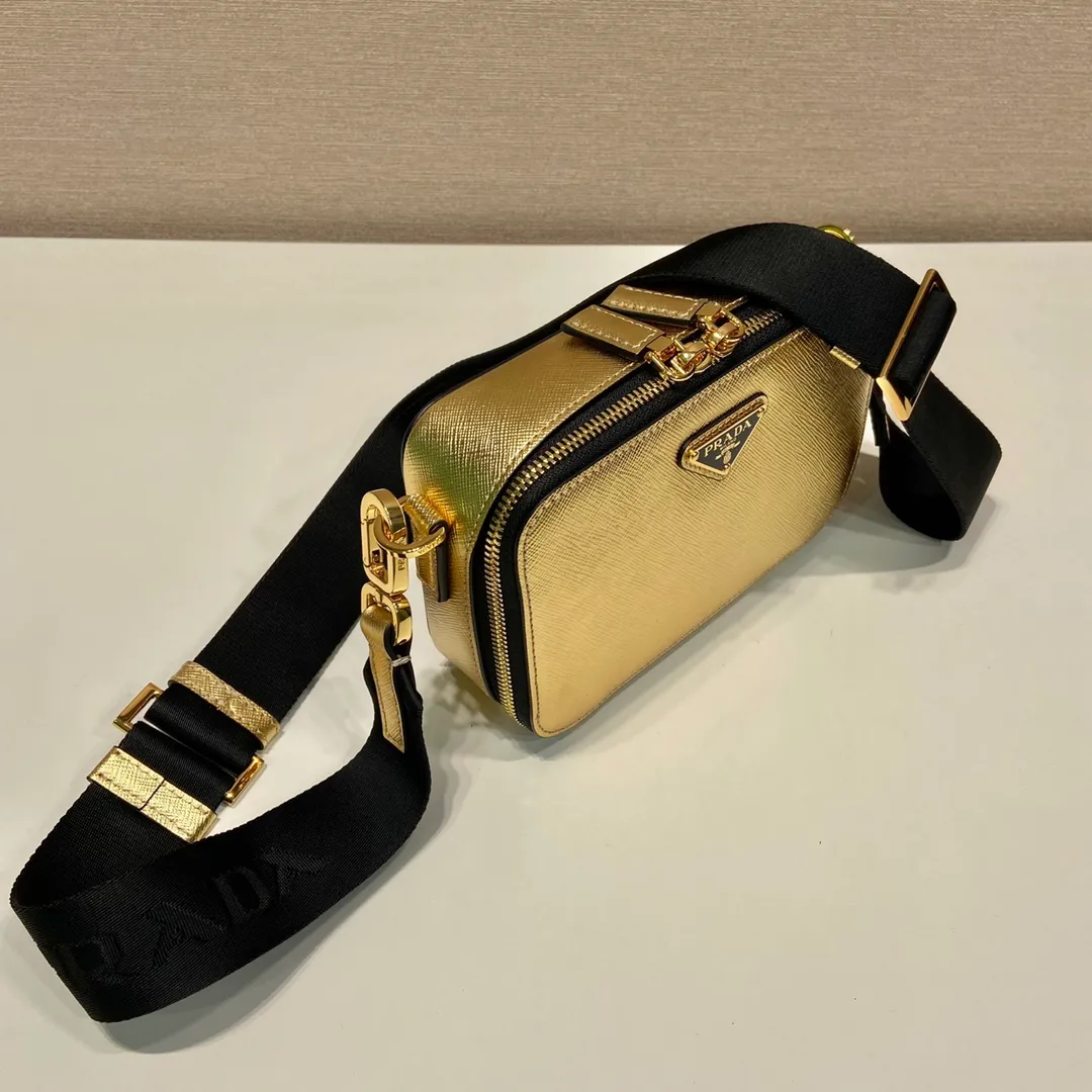 💰1120🎉New messenger bag🎉2VH070 gold cross pattern🎉🎉 This modern style Brique handbag outlines simple lines and is equipped with a detachable and adjustable nylon shoulder strap, creating a lightweight and versatile style. The latest cross pattern color of 2023 was selected, and leather has become the brand’s iconic material. It looks classic with original temperament and modern fashion🎉🎉Large capacity and space, worth it, get it now🎉🎉 Length 19x Height 12.5x Bottom 5.5cm