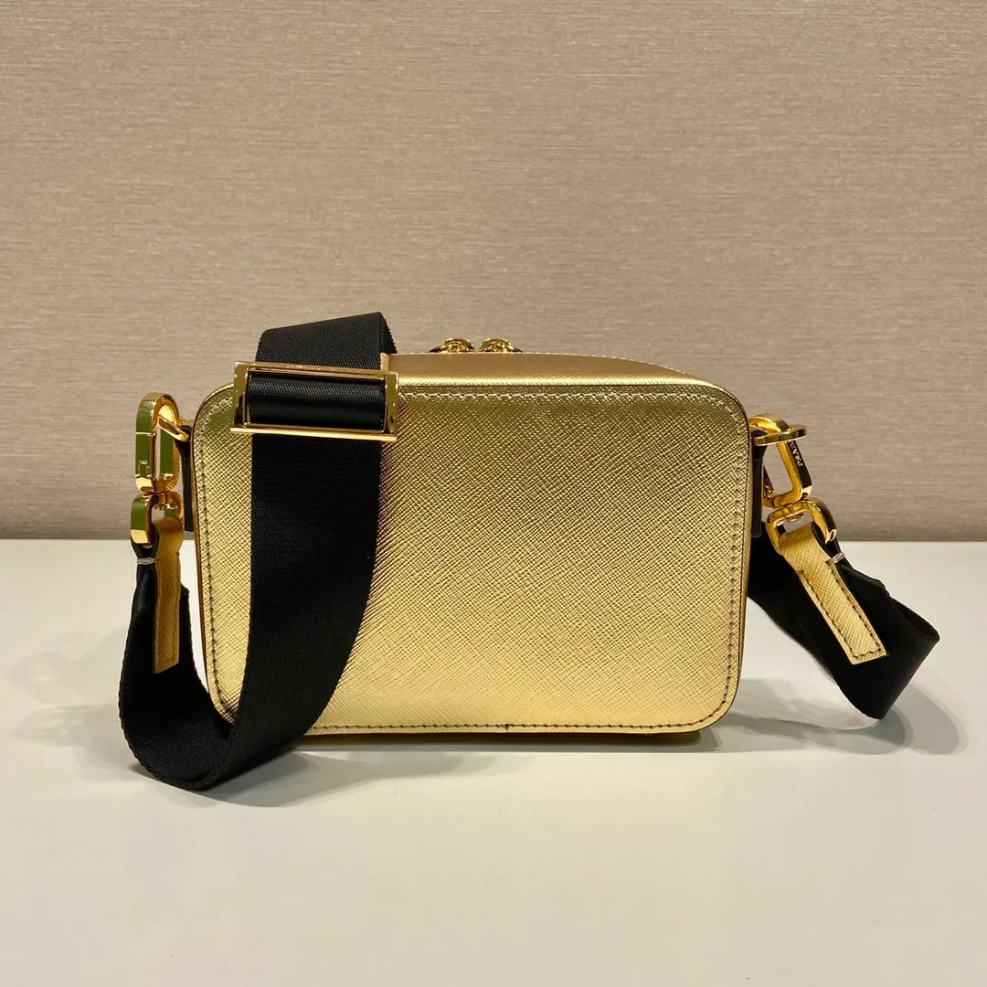 💰1120🎉New messenger bag🎉2VH070 gold cross pattern🎉🎉 This modern style Brique handbag outlines simple lines and is equipped with a detachable and adjustable nylon shoulder strap, creating a lightweight and versatile style. The latest cross pattern color of 2023 was selected, and leather has become the brand’s iconic material. It looks classic with original temperament and modern fashion🎉🎉Large capacity and space, worth it, get it now🎉🎉 Length 19x Height 12.5x Bottom 5.5cm