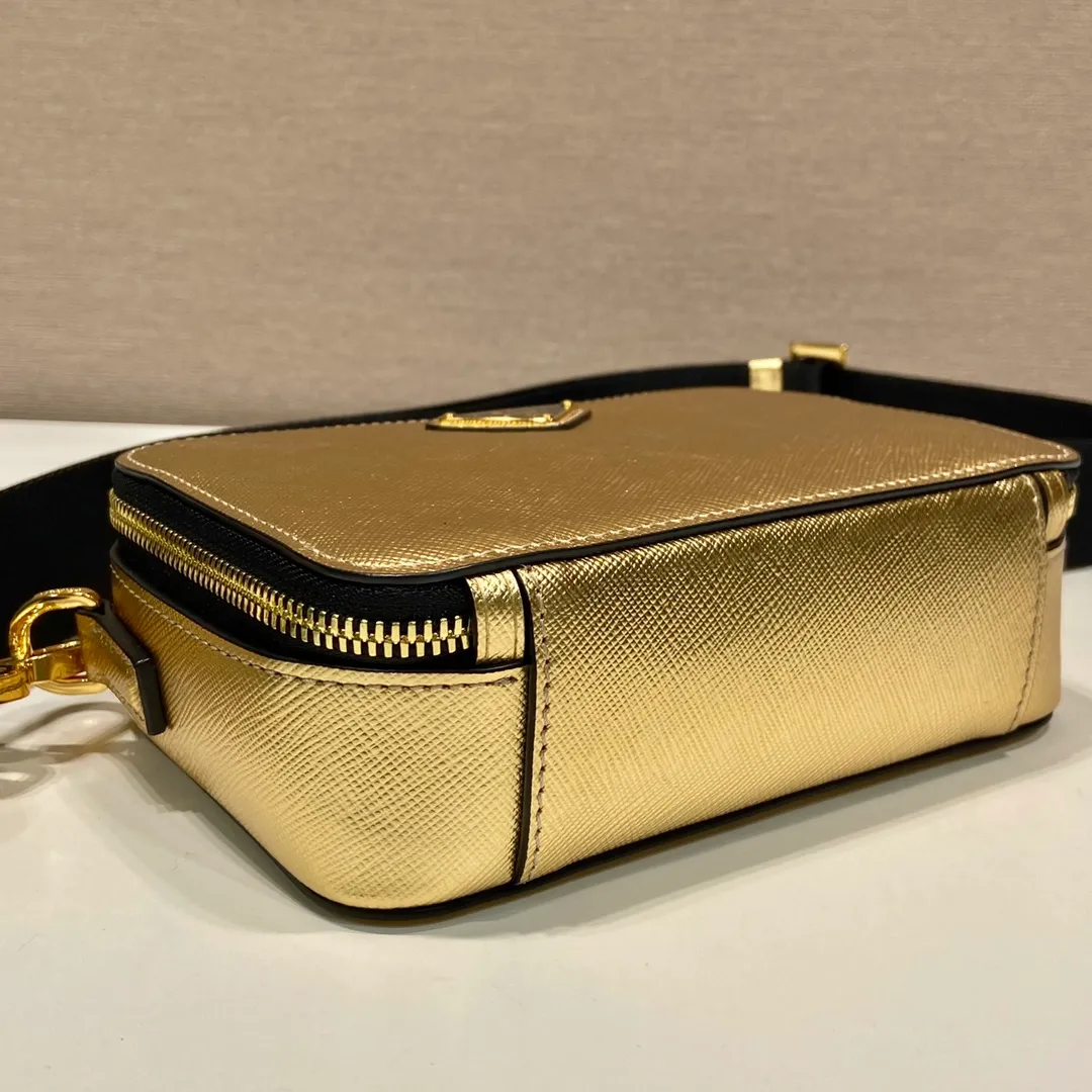 💰1120🎉New messenger bag🎉2VH070 gold cross pattern🎉🎉 This modern style Brique handbag outlines simple lines and is equipped with a detachable and adjustable nylon shoulder strap, creating a lightweight and versatile style. The latest cross pattern color of 2023 was selected, and leather has become the brand’s iconic material. It looks classic with original temperament and modern fashion🎉🎉Large capacity and space, worth it, get it now🎉🎉 Length 19x Height 12.5x Bottom 5.5cm