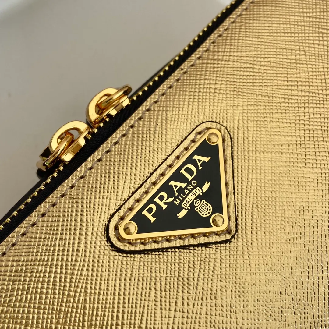 💰1120🎉New messenger bag🎉2VH070 gold cross pattern🎉🎉 This modern style Brique handbag outlines simple lines and is equipped with a detachable and adjustable nylon shoulder strap, creating a lightweight and versatile style. The latest cross pattern color of 2023 was selected, and leather has become the brand’s iconic material. It looks classic with original temperament and modern fashion🎉🎉Large capacity and space, worth it, get it now🎉🎉 Length 19x Height 12.5x Bottom 5.5cm