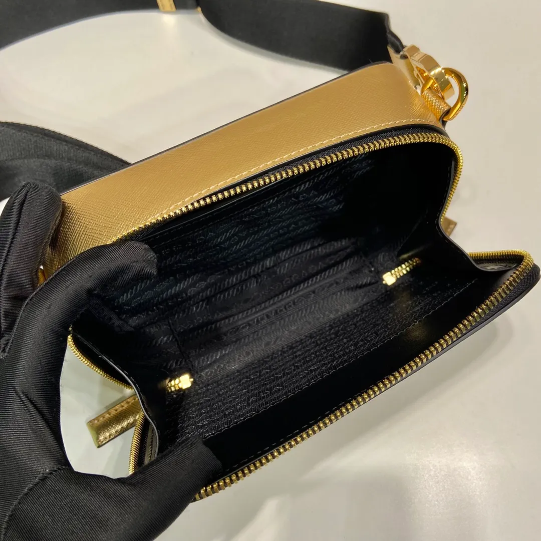 💰1120🎉New messenger bag🎉2VH070 gold cross pattern🎉🎉 This modern style Brique handbag outlines simple lines and is equipped with a detachable and adjustable nylon shoulder strap, creating a lightweight and versatile style. The latest cross pattern color of 2023 was selected, and leather has become the brand’s iconic material. It looks classic with original temperament and modern fashion🎉🎉Large capacity and space, worth it, get it now🎉🎉 Length 19x Height 12.5x Bottom 5.5cm