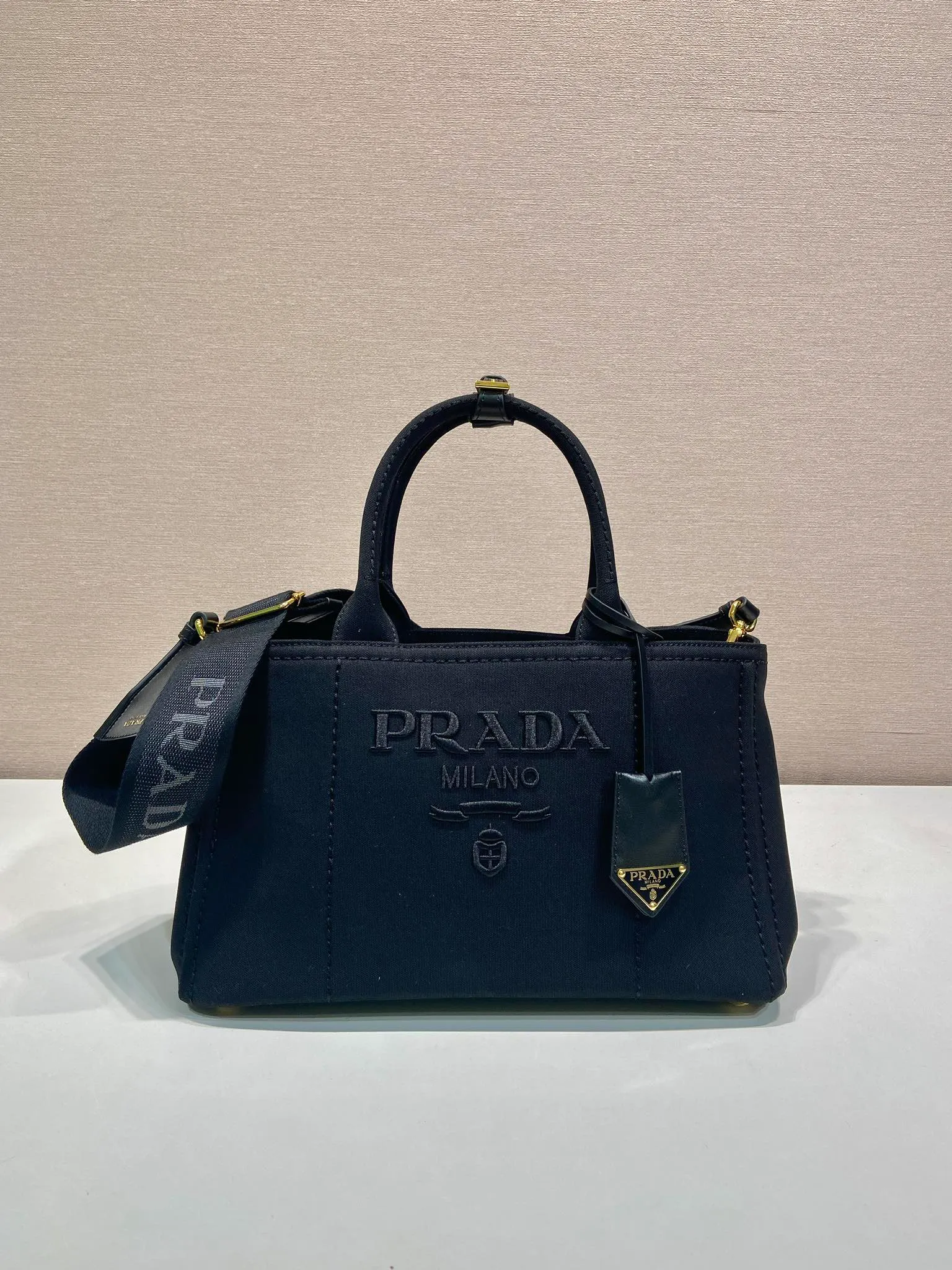 💰1200🎉New handbag🎉1BG554 medium size🎉🎉 Inspired by the timeless elements of nautical style, this mini handbag reinterprets the classic style. Made of cotton canvas with leather trim for a sophisticated and versatile look. Canvas handle, detachable and adjustable logo-printed woven shoulder strap, detachable leather keychain, can be carried by hand or on the shoulder, large capacity, so beautiful, another timeless and popular item🎉🎉worth owning🎉🎉 Length 33x Height 20x Bottom 18cm🎉🎉🎉💰💰💰