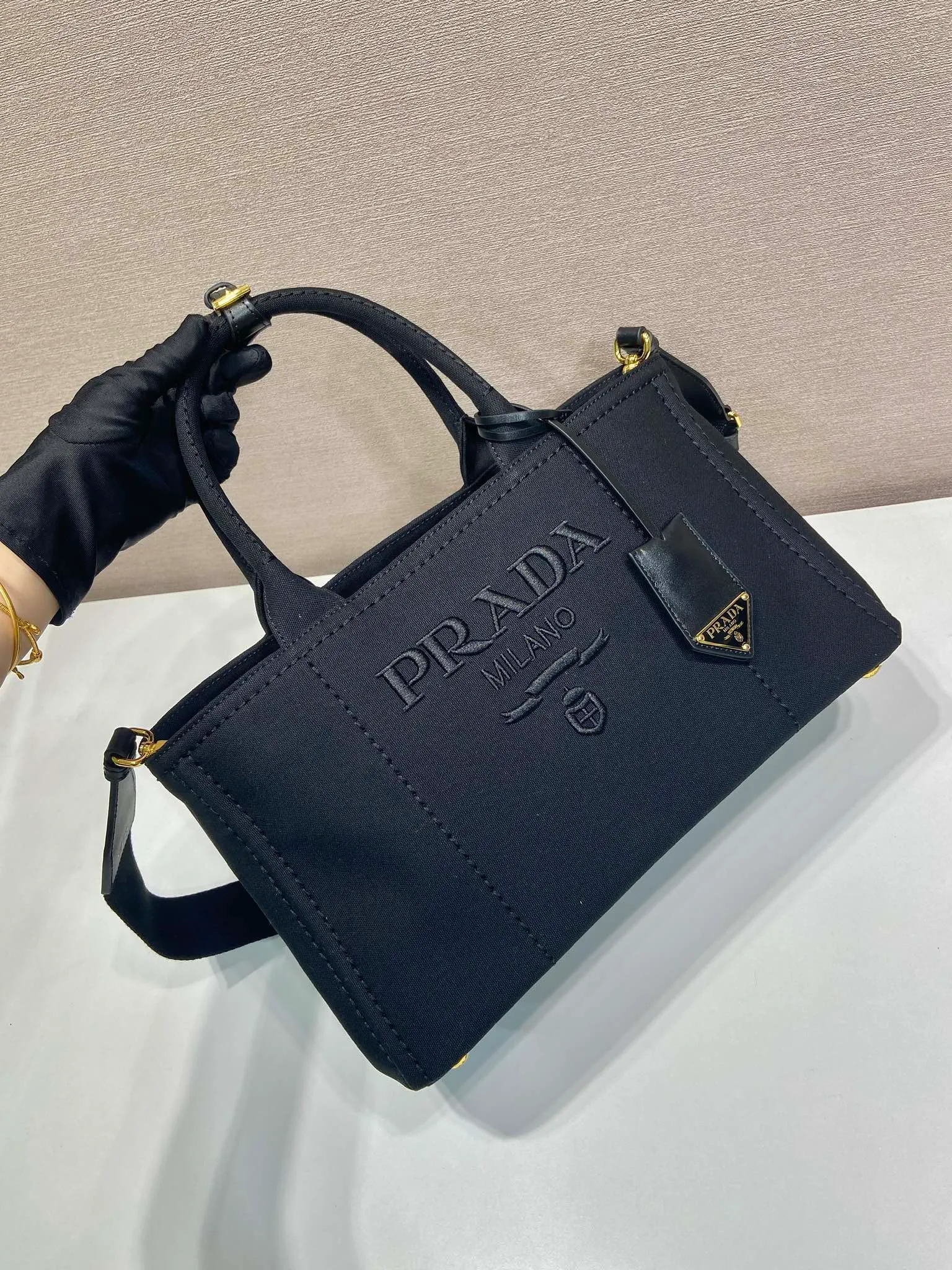 💰1200🎉New handbag🎉1BG554 medium size🎉🎉 Inspired by the timeless elements of nautical style, this mini handbag reinterprets the classic style. Made of cotton canvas with leather trim for a sophisticated and versatile look. Canvas handle, detachable and adjustable logo-printed woven shoulder strap, detachable leather keychain, can be carried by hand or on the shoulder, large capacity, so beautiful, another timeless and popular item🎉🎉worth owning🎉🎉 Length 33x Height 20x Bottom 18cm🎉🎉🎉💰💰💰