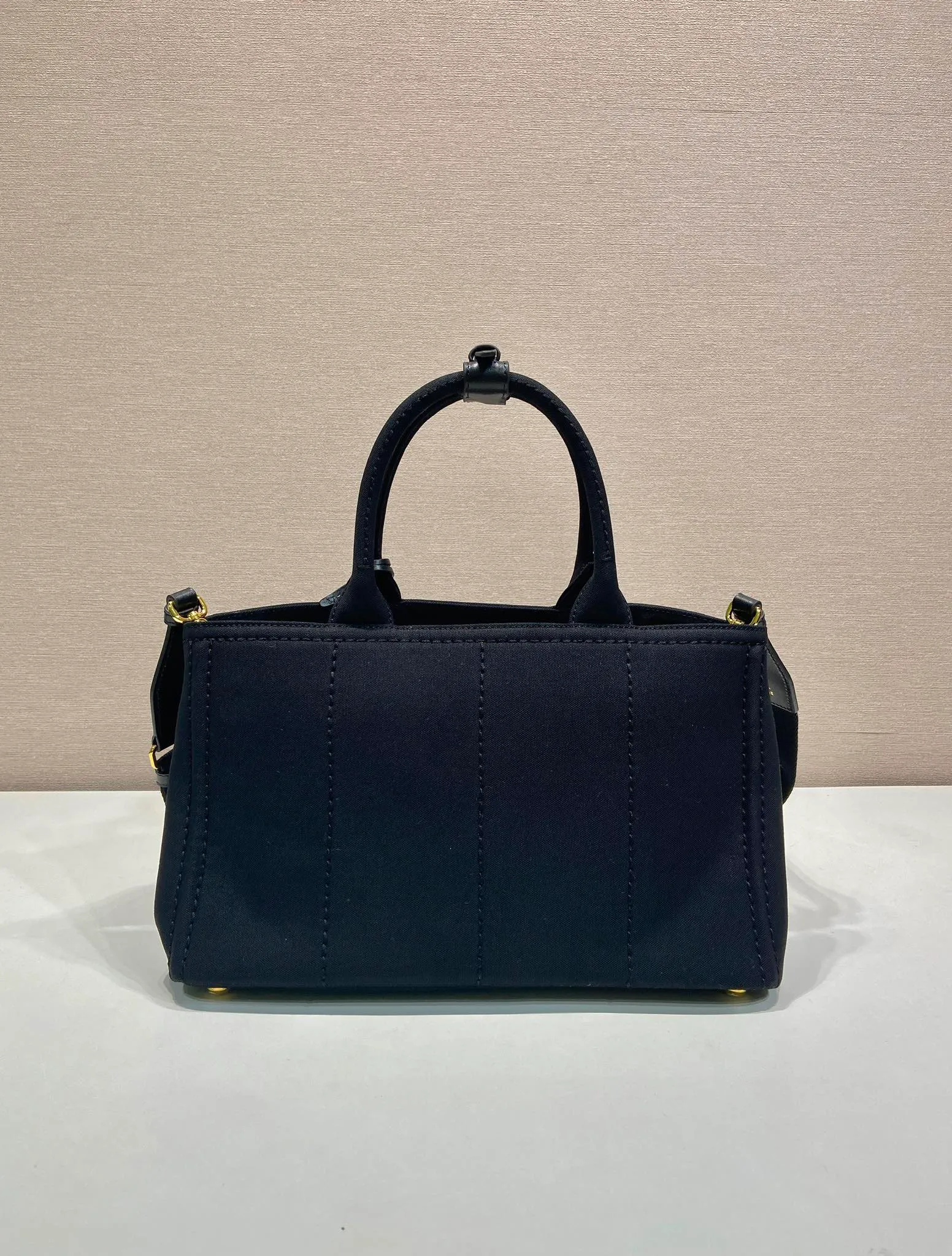 💰1200🎉New handbag🎉1BG554 medium size🎉🎉 Inspired by the timeless elements of nautical style, this mini handbag reinterprets the classic style. Made of cotton canvas with leather trim for a sophisticated and versatile look. Canvas handle, detachable and adjustable logo-printed woven shoulder strap, detachable leather keychain, can be carried by hand or on the shoulder, large capacity, so beautiful, another timeless and popular item🎉🎉worth owning🎉🎉 Length 33x Height 20x Bottom 18cm🎉🎉🎉💰💰💰