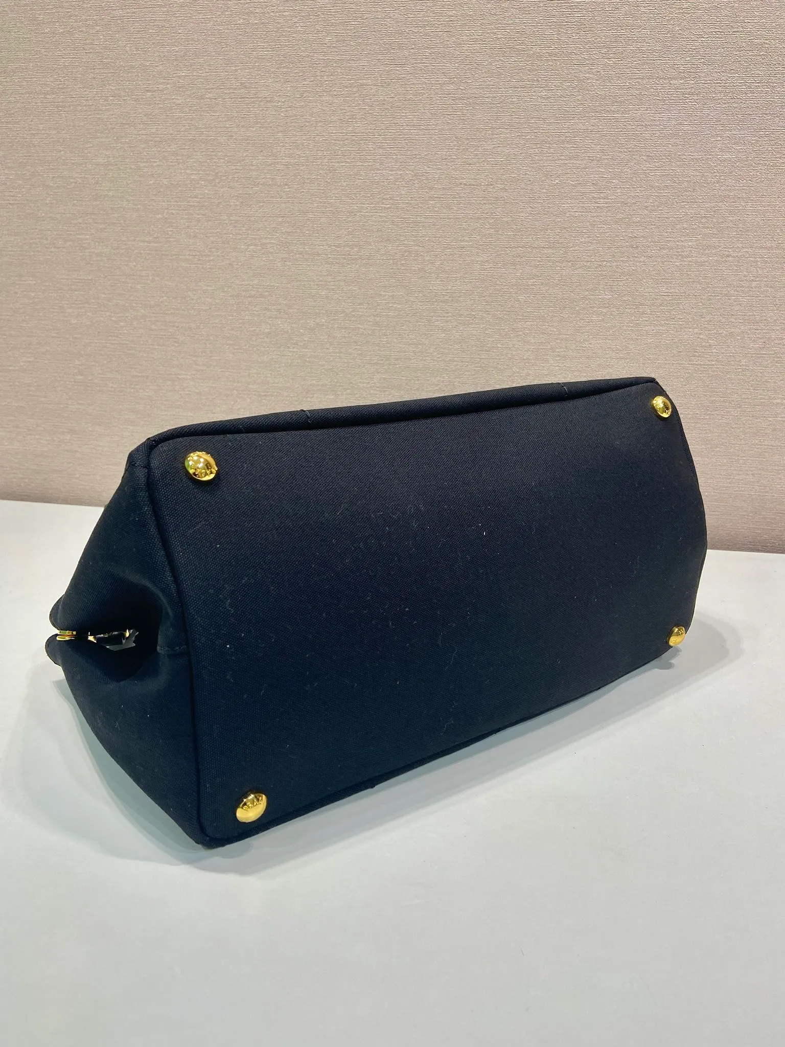 💰1200🎉New handbag🎉1BG554 medium size🎉🎉 Inspired by the timeless elements of nautical style, this mini handbag reinterprets the classic style. Made of cotton canvas with leather trim for a sophisticated and versatile look. Canvas handle, detachable and adjustable logo-printed woven shoulder strap, detachable leather keychain, can be carried by hand or on the shoulder, large capacity, so beautiful, another timeless and popular item🎉🎉worth owning🎉🎉 Length 33x Height 20x Bottom 18cm🎉🎉🎉💰💰💰