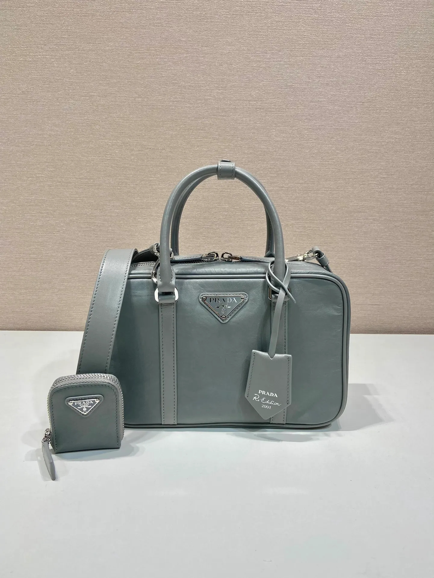 💰1800🎉New Boston🎉1BB092 catwalk model🎉🎉 This casual and classic handbag is made of soft sheep leather inside and outside. The hand-made pleat effect is particularly fashionable. It is equipped with a detachable long shoulder strap and a small coin purse with large capacity. It was also unveiled in the 2023 spring and summer series fashion show. The upper body effect must be eye-catching. Baby, hurry up and get it🎉🎉 Length 24x Height 15.5x Bottom 7cm